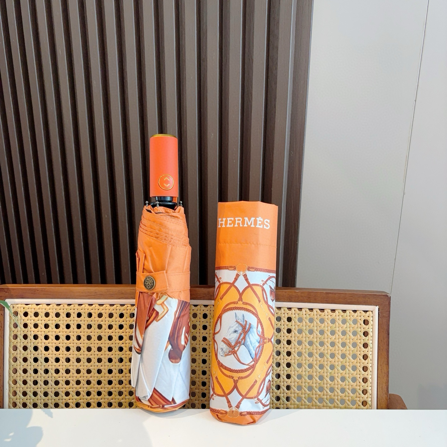 爱马仕（Hermès）   新款 极品H家三折自动伞重磅呈现 以其精湛的工艺技术和源源不断的想像力 新涂