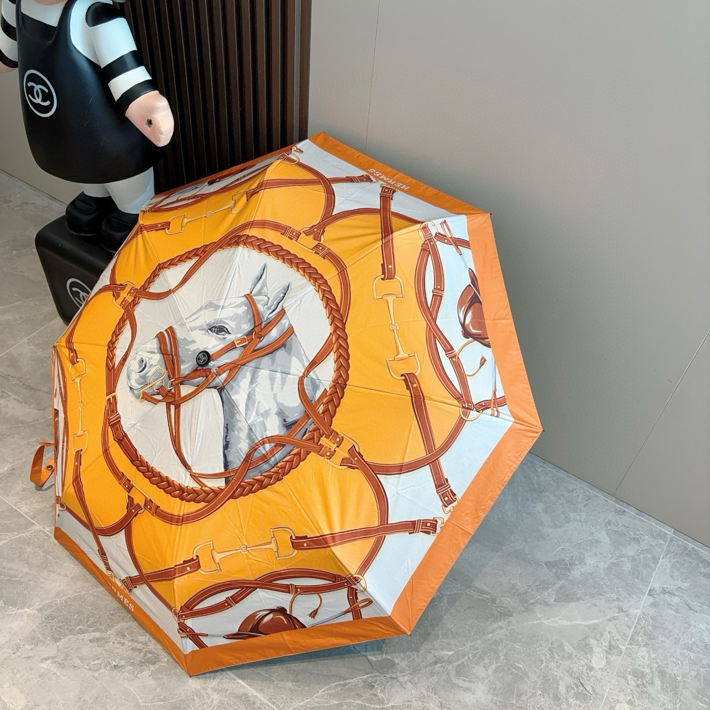 爱马仕（Hermès）   新款 极品H家三折自动伞重磅呈现 以其精湛的工艺技术和源源不断的想像力 新涂