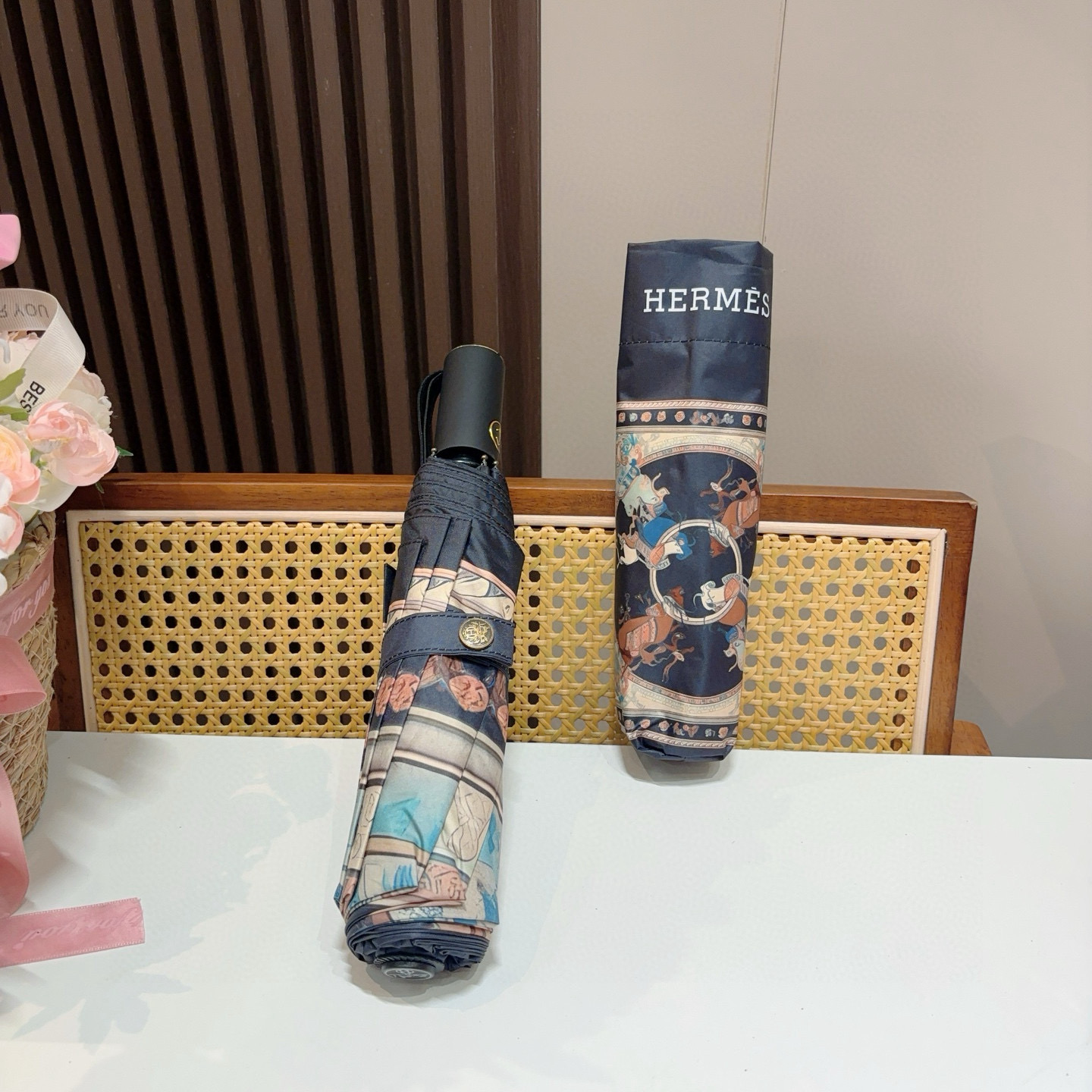 爱马仕（Hermès）   新款 极品H家三折自动伞重磅呈现 以其精湛的工艺技术和源源不断的想像力 新涂