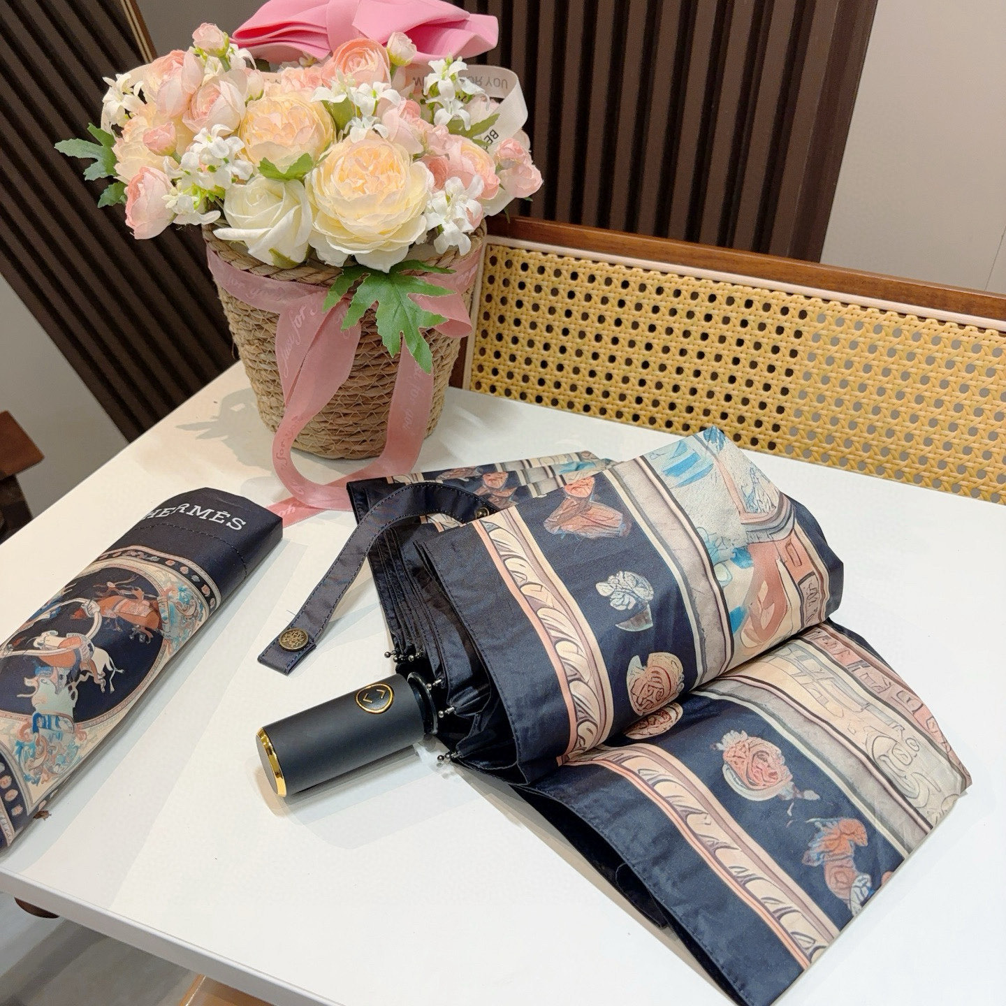 爱马仕（Hermès）   新款 极品H家三折自动伞重磅呈现 以其精湛的工艺技术和源源不断的想像力 新涂