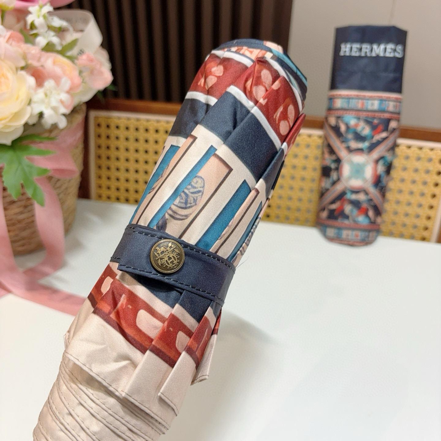 爱马仕（Hermès）   新款 极品H家三折自动伞重磅呈现 以其精湛的工艺技术和源源不断的想像力 新涂