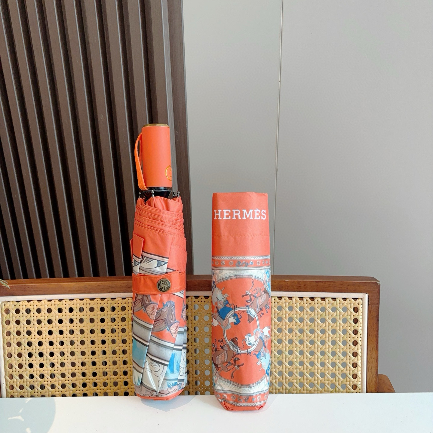 爱马仕（Hermès）   新款 极品H家三折自动伞重磅呈现 以其精湛的工艺技术和源源不断的想像力 新涂