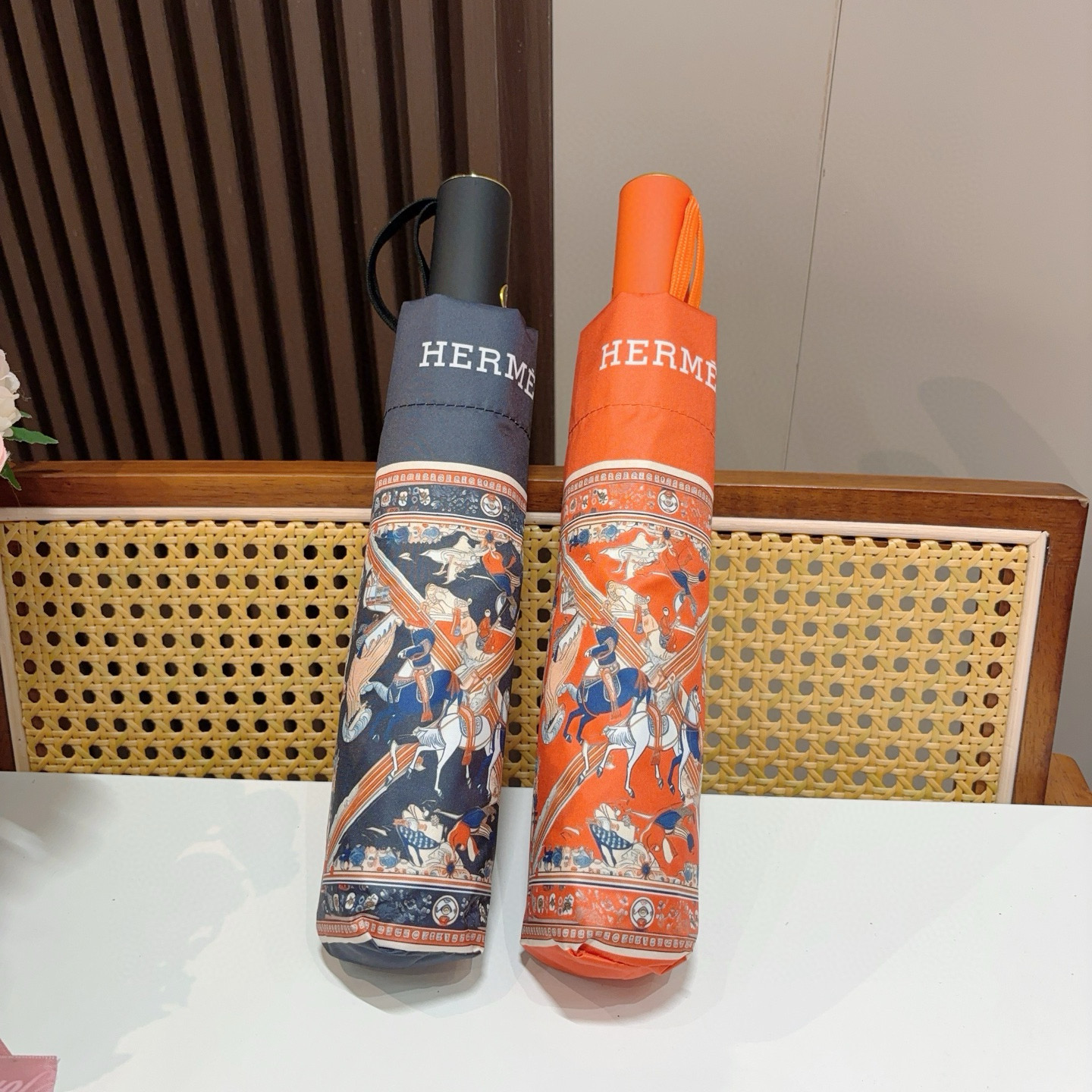 爱马仕（Hermès）   新款 极品H家三折自动伞重磅呈现 以其精湛的工艺技术和源源不断的想像力 新涂