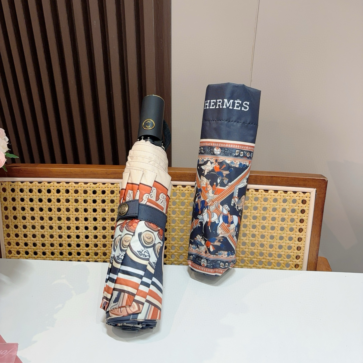 爱马仕（Hermès）   新款 极品H家三折自动伞重磅呈现 以其精湛的工艺技术和源源不断的想像力 新涂