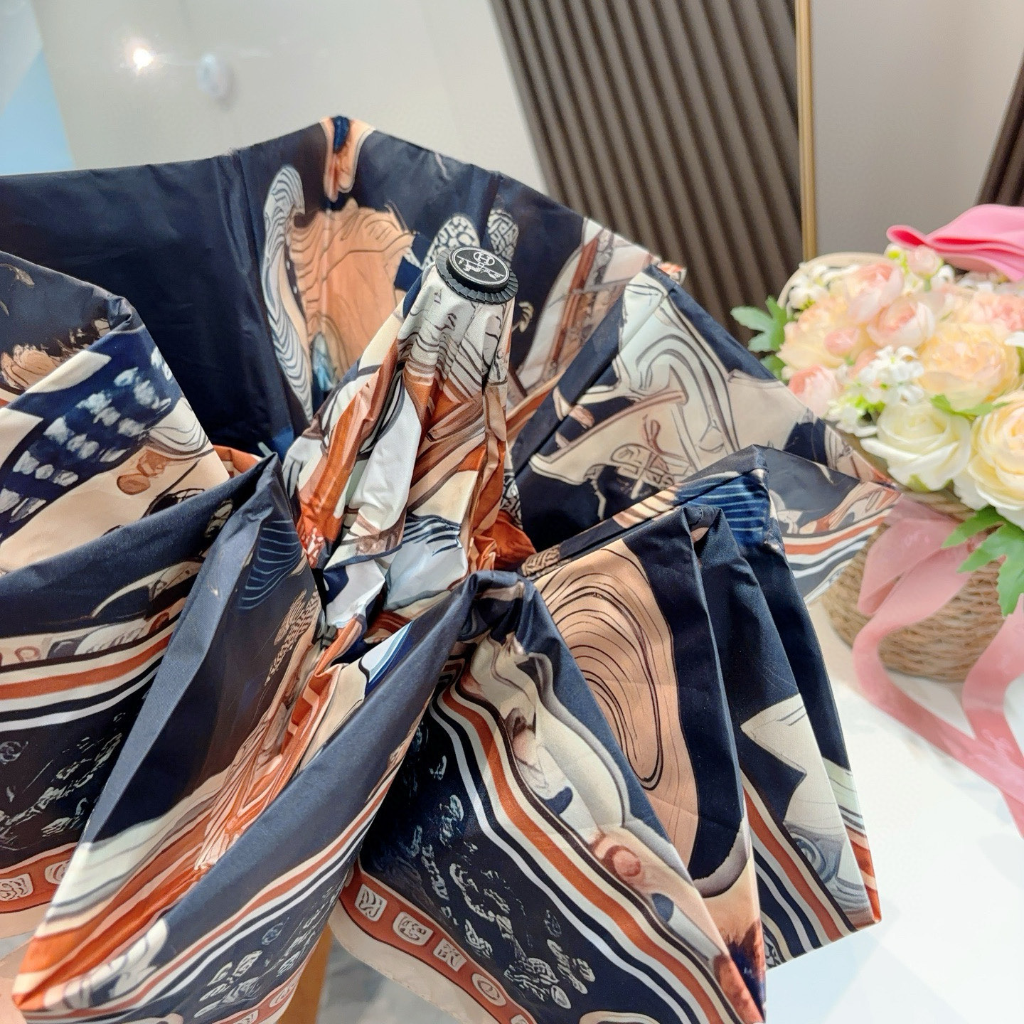 爱马仕（Hermès）   新款 极品H家三折自动伞重磅呈现 以其精湛的工艺技术和源源不断的想像力 新涂