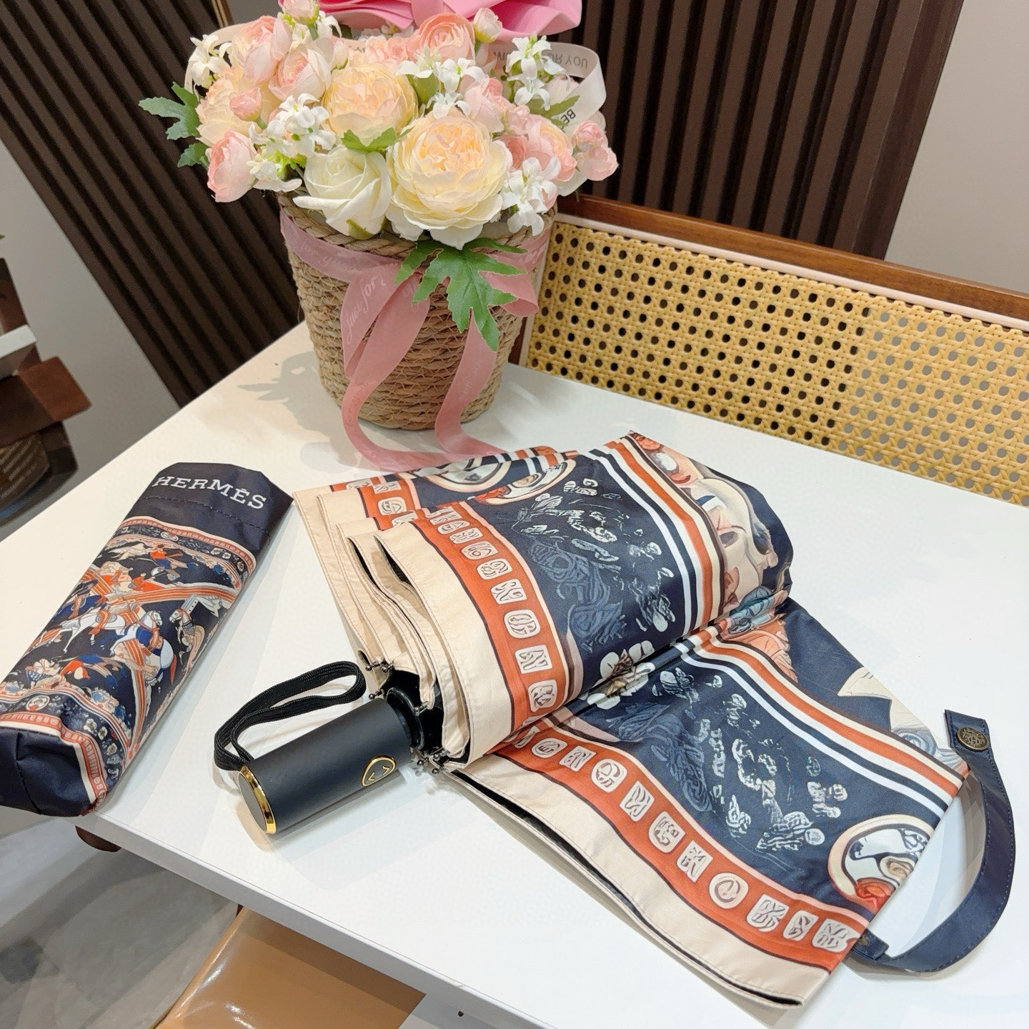 爱马仕（Hermès）   新款 极品H家三折自动伞重磅呈现 以其精湛的工艺技术和源源不断的想像力 新涂