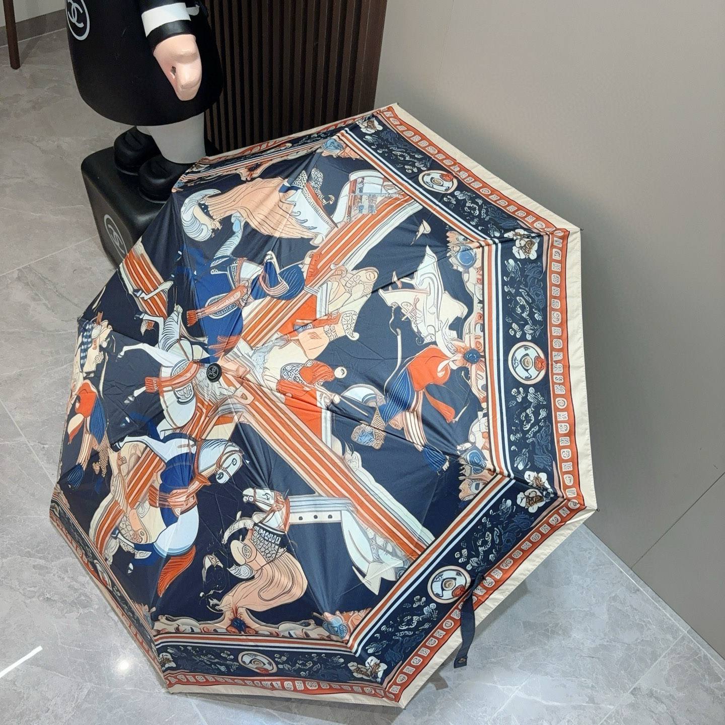 爱马仕（Hermès）   新款 极品H家三折自动伞重磅呈现 以其精湛的工艺技术和源源不断的想像力 新涂