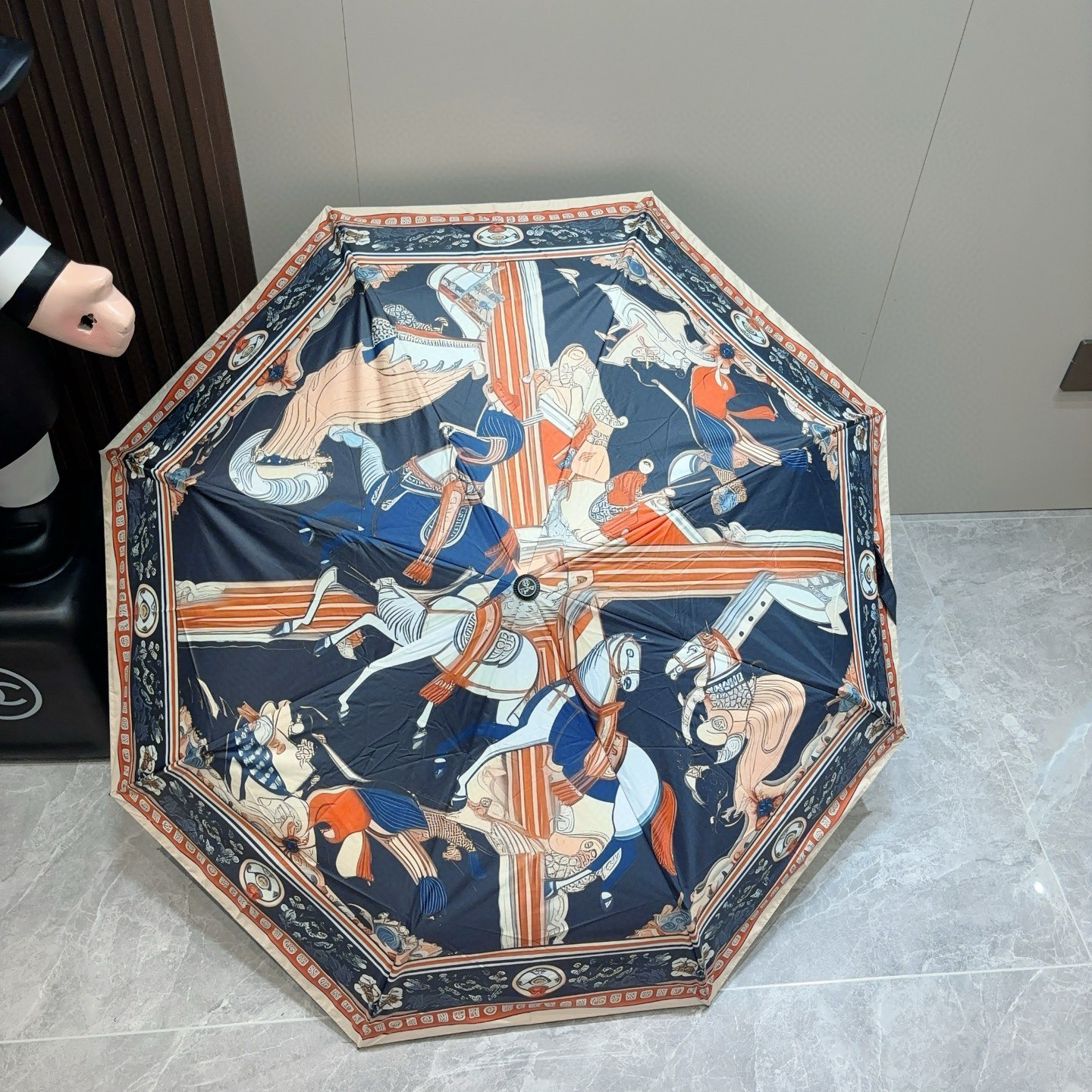 爱马仕（Hermès）   新款 极品H家三折自动伞重磅呈现 以其精湛的工艺技术和源源不断的想像力 新涂