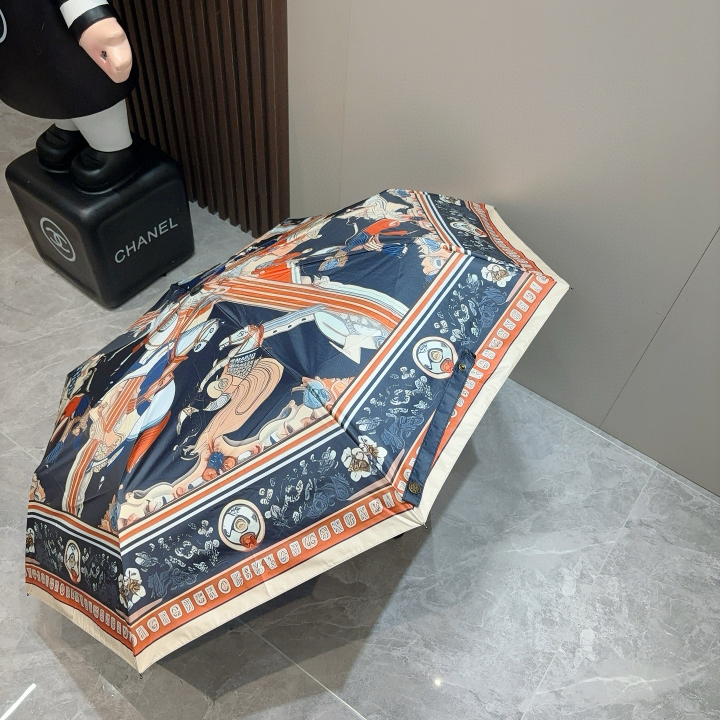爱马仕（Hermès）   新款 极品H家三折自动伞重磅呈现 以其精湛的工艺技术和源源不断的想像力 新涂
