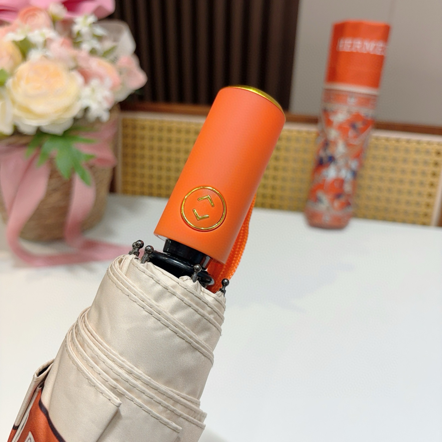 爱马仕（Hermès）   新款 极品H家三折自动伞重磅呈现 以其精湛的工艺技术和源源不断的想像力 新涂