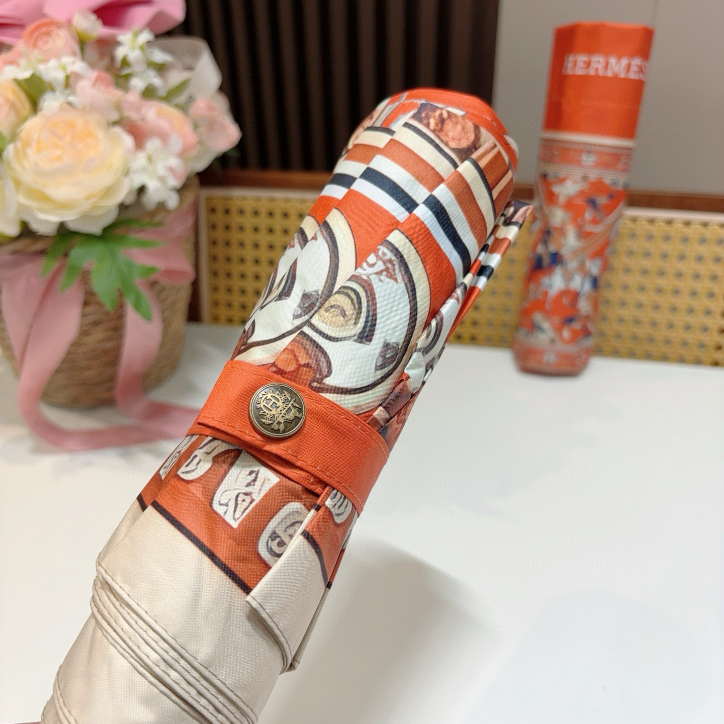 爱马仕（Hermès）   新款 极品H家三折自动伞重磅呈现 以其精湛的工艺技术和源源不断的想像力 新涂