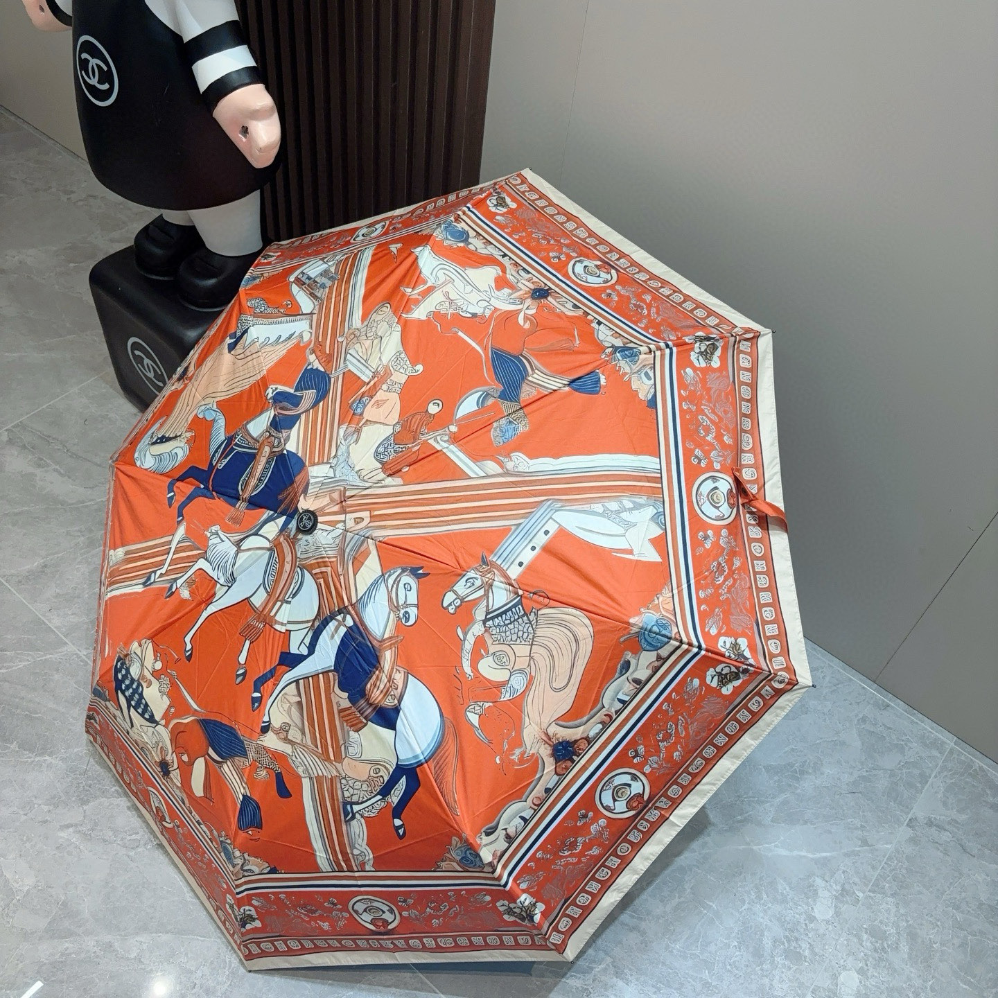 爱马仕（Hermès）   新款 极品H家三折自动伞重磅呈现 以其精湛的工艺技术和源源不断的想像力 新涂