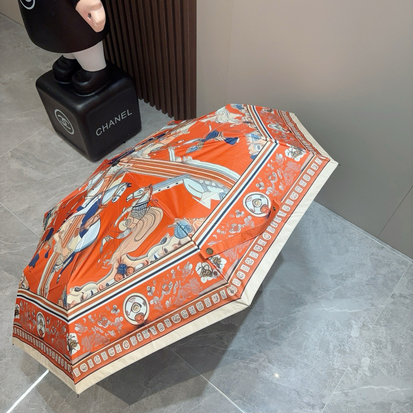 爱马仕（Hermès）   新款 极品H家三折自动伞重磅呈现 以其精湛的工艺技术和源源不断的想像力 新涂