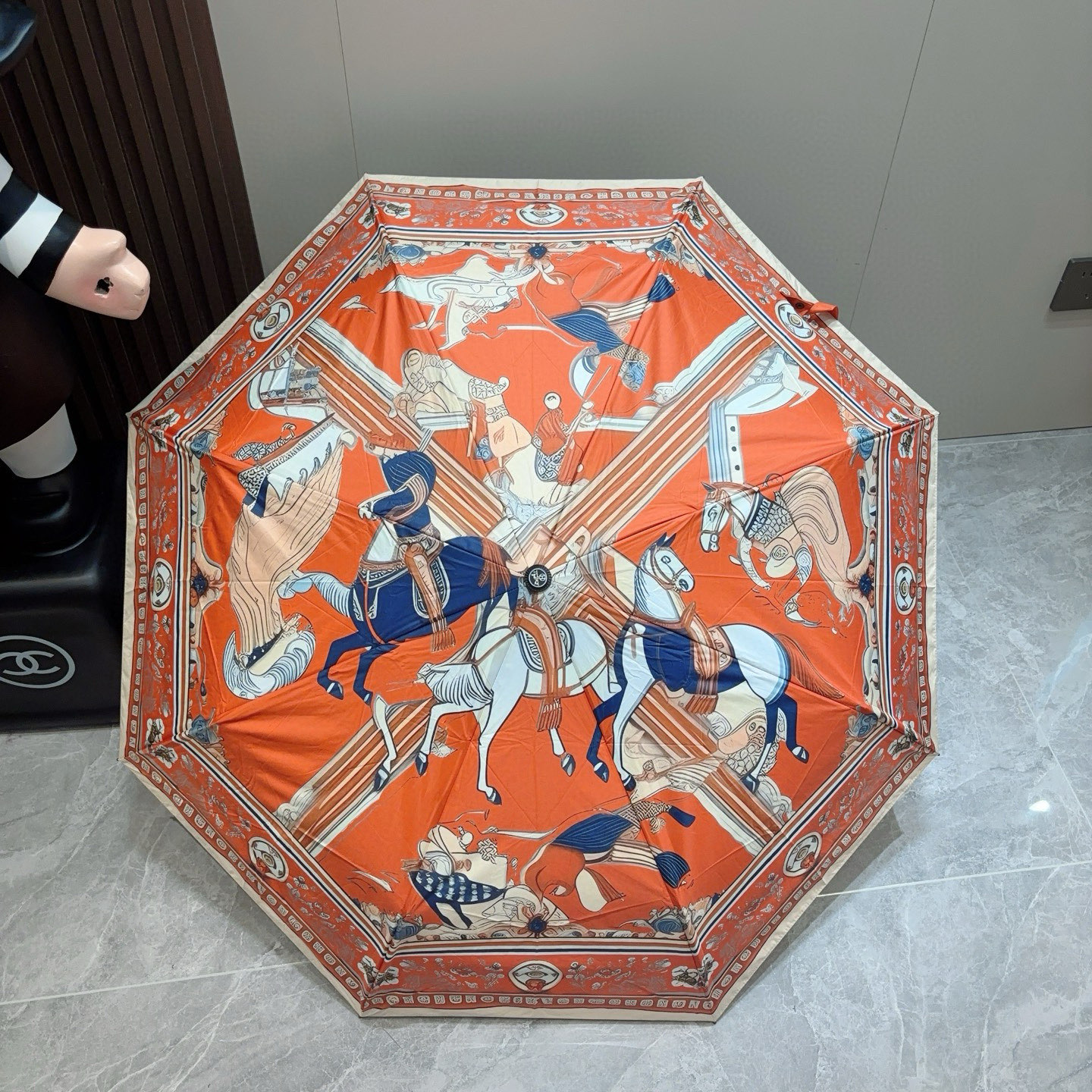 爱马仕（Hermès）   新款 极品H家三折自动伞重磅呈现 以其精湛的工艺技术和源源不断的想像力 新涂