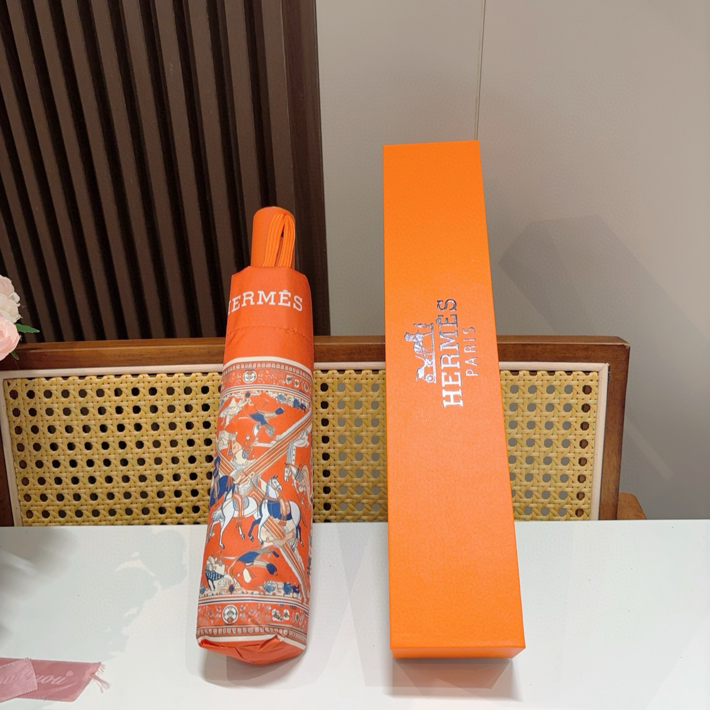 爱马仕（Hermès）   新款 极品H家三折自动伞重磅呈现 以其精湛的工艺技术和源源不断的想像力 新涂
