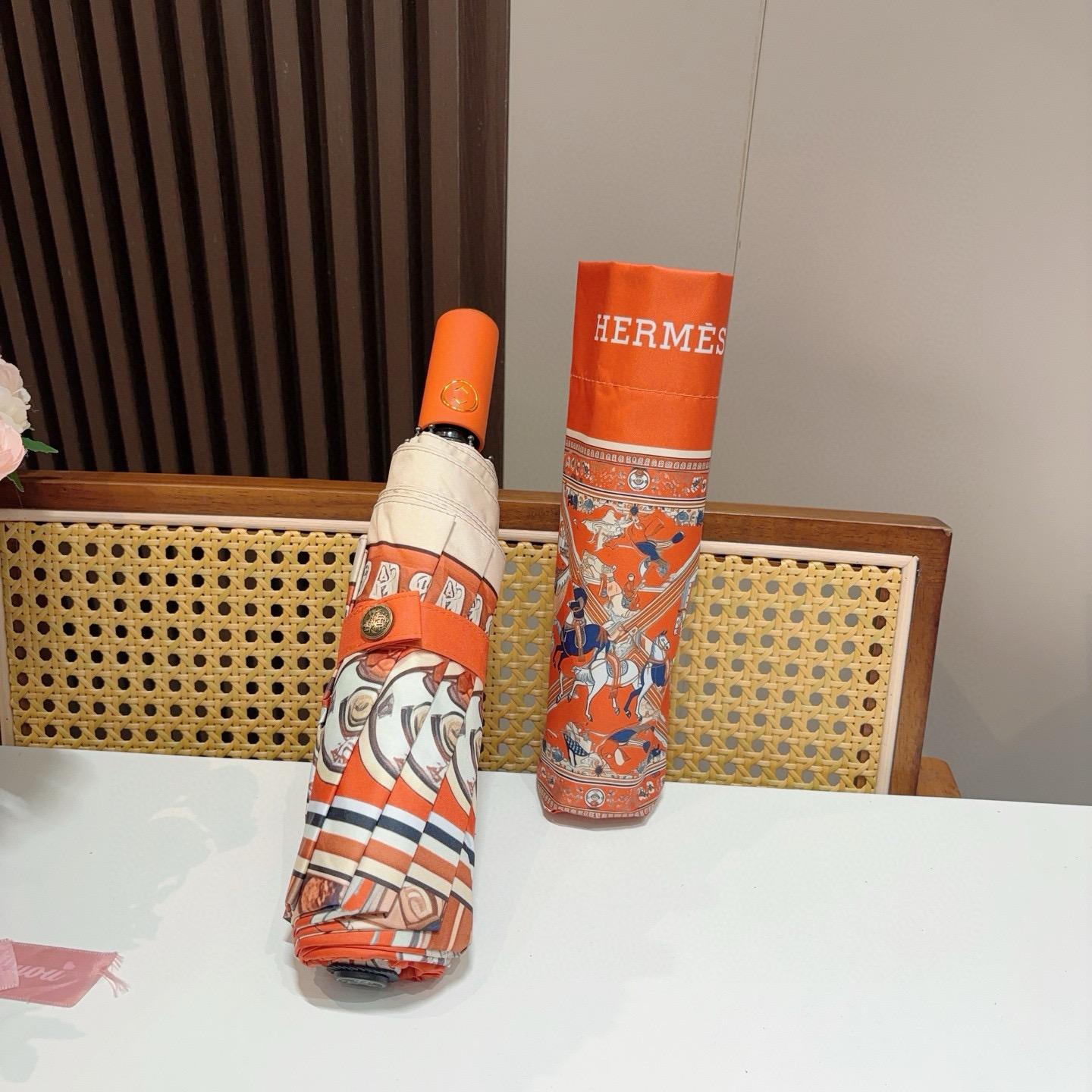 爱马仕（Hermès）   新款 极品H家三折自动伞重磅呈现 以其精湛的工艺技术和源源不断的想像力 新涂
