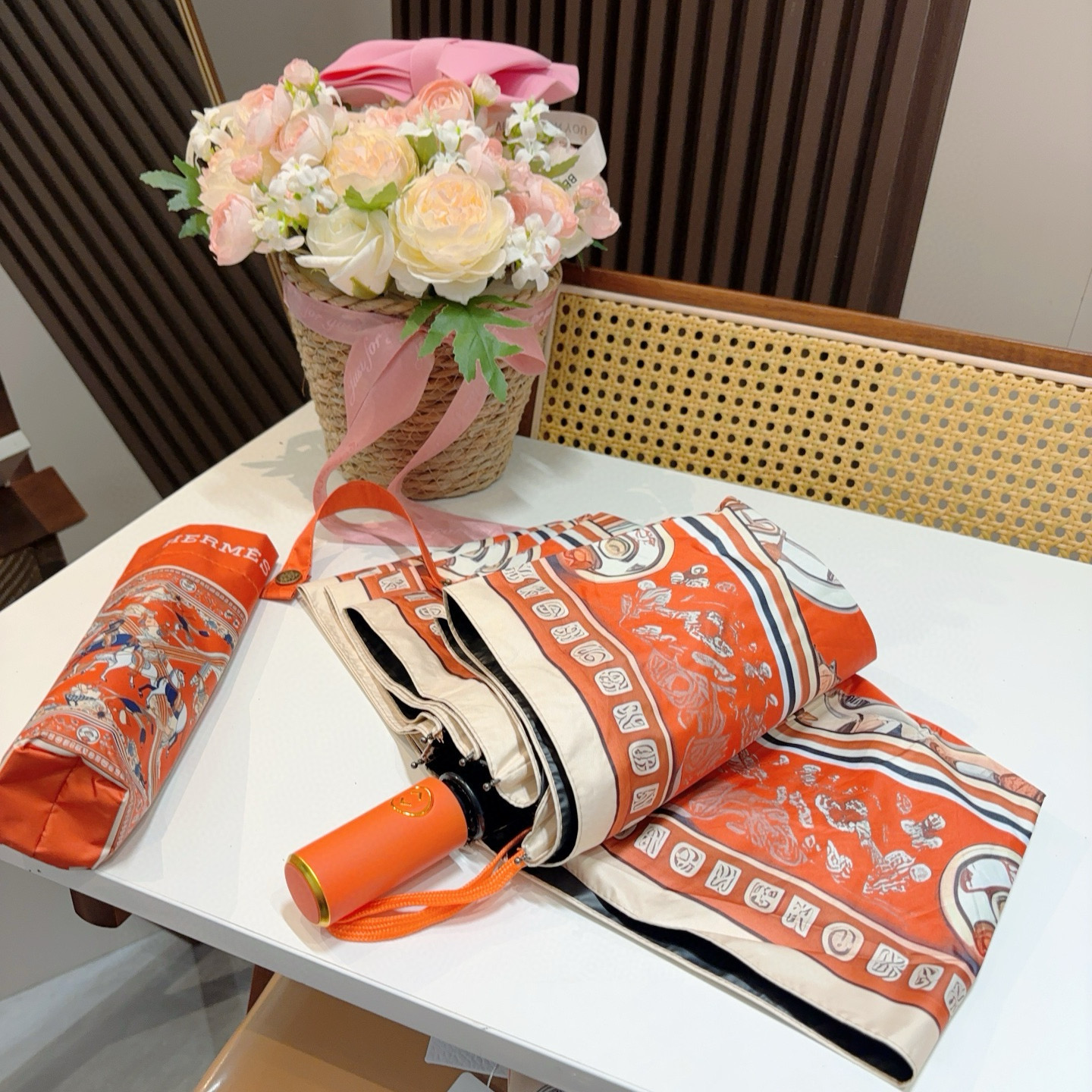 爱马仕（Hermès）   新款 极品H家三折自动伞重磅呈现 以其精湛的工艺技术和源源不断的想像力 新涂