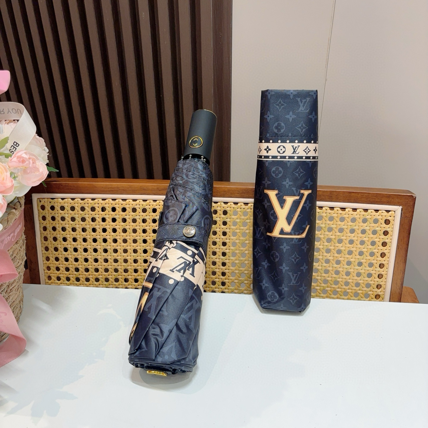  LOUIS VUITTON （路易威登）三折自动折叠晴雨伞 新涂层技术深色伞面 拥有令人惊喜的遮光效果