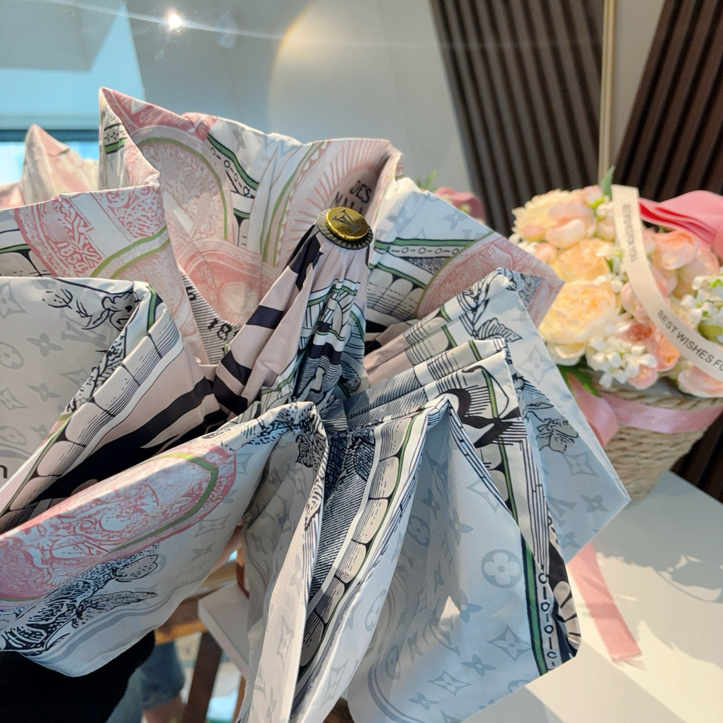 LOUIS VUITTON （路易威登）新款 三折自动折叠晴雨伞 新涂层技术深色伞面 拥有令人惊喜的遮光
