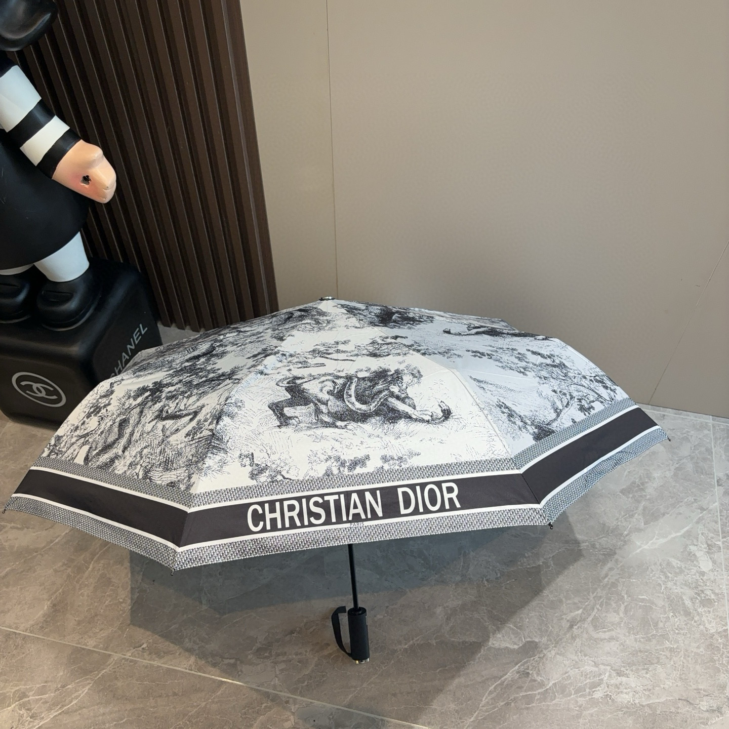  DIOR（迪奥） 三折自动折叠晴雨伞  时尚原单代工品质 细节精致 看得见的品质 打破一成不变 色泽纯