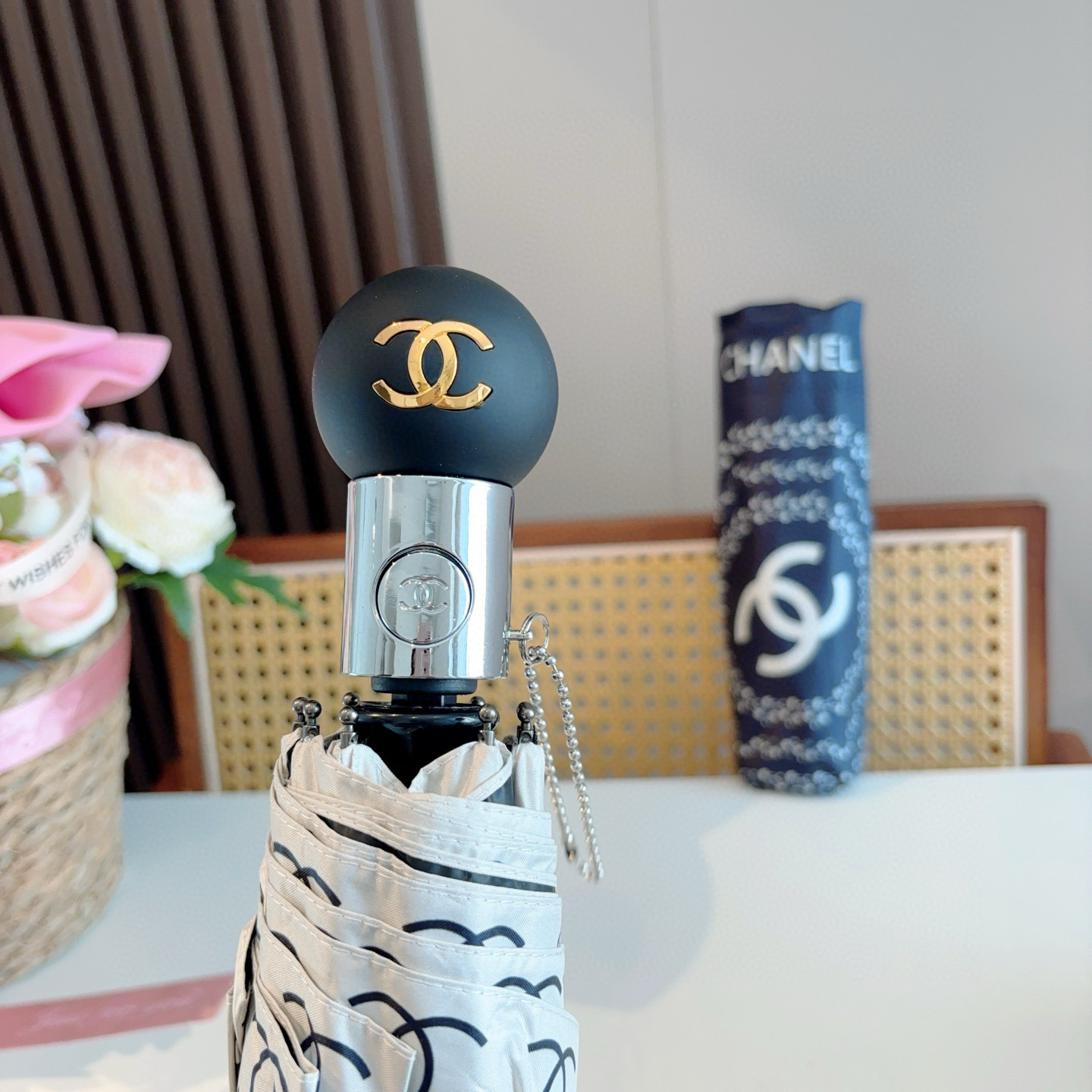  CHANEL（香奈儿）三折自动折叠晴雨伞 集合香奈儿灵魂LOGO为一体的设计风格高雅奢华 带在身上带来
