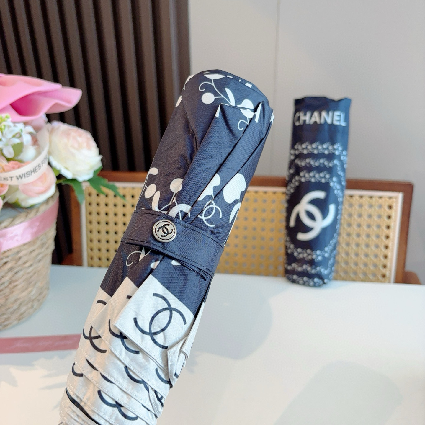  CHANEL（香奈儿）三折自动折叠晴雨伞 集合香奈儿灵魂LOGO为一体的设计风格高雅奢华 带在身上带来
