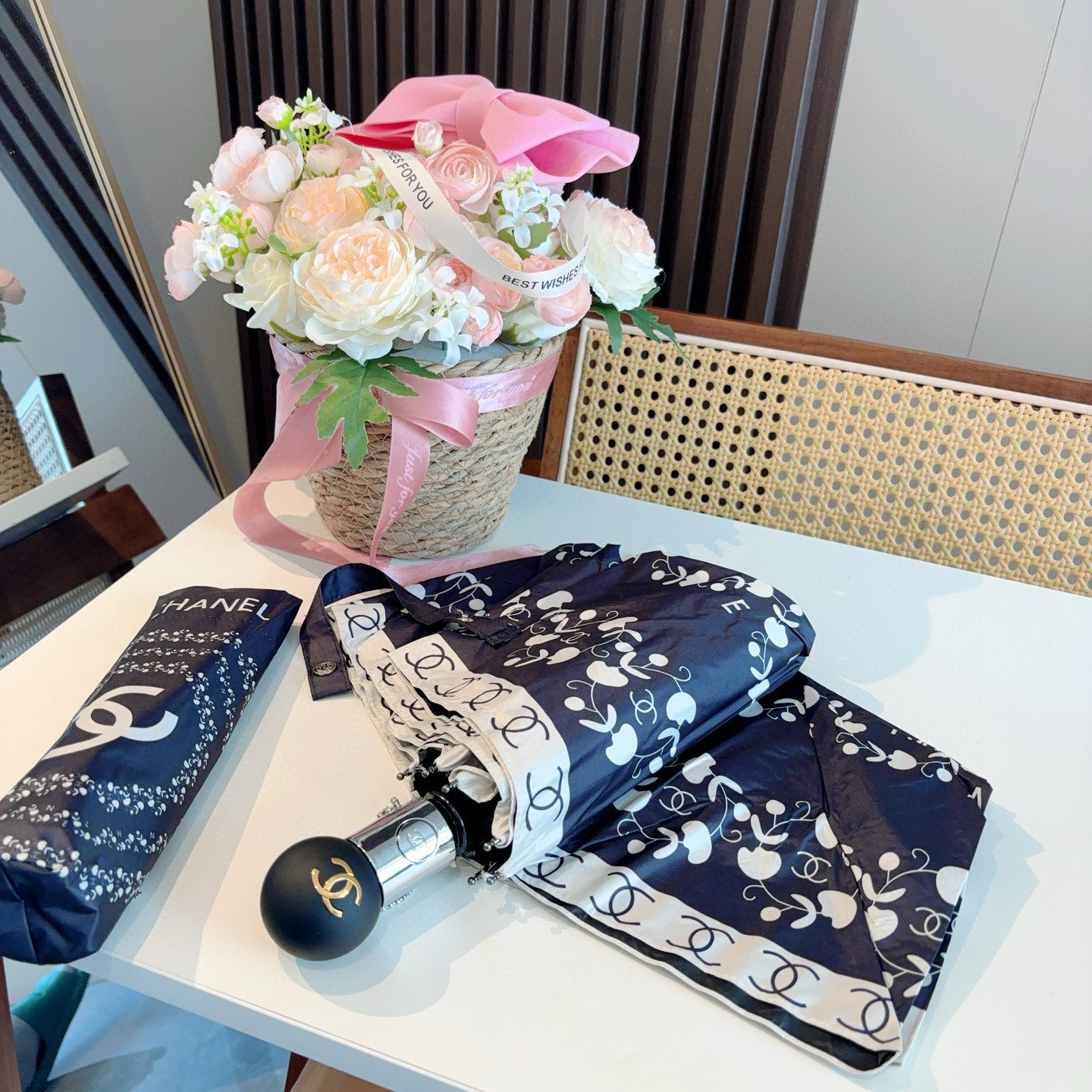  CHANEL（香奈儿）三折自动折叠晴雨伞 集合香奈儿灵魂LOGO为一体的设计风格高雅奢华 带在身上带来