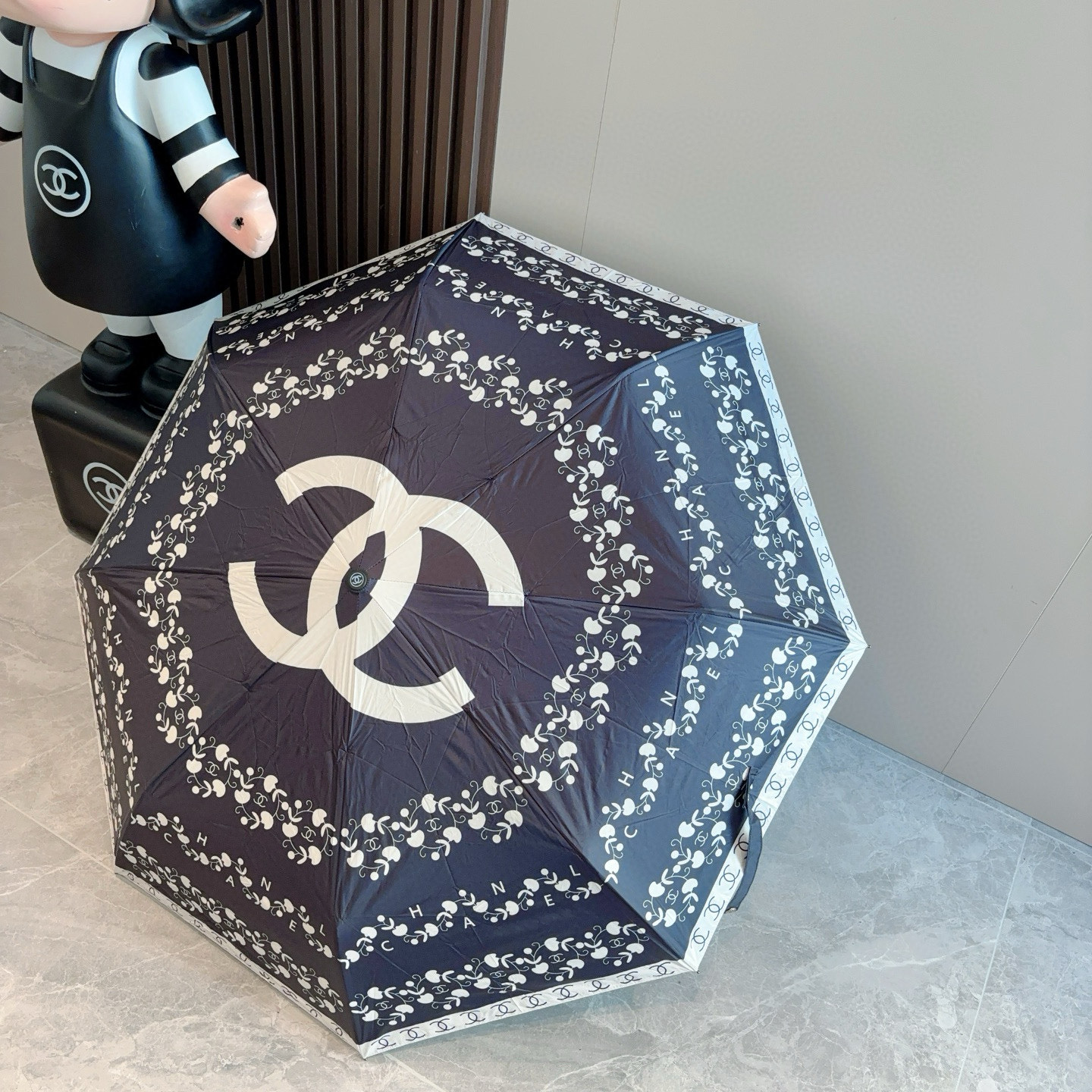  CHANEL（香奈儿）三折自动折叠晴雨伞 集合香奈儿灵魂LOGO为一体的设计风格高雅奢华 带在身上带来