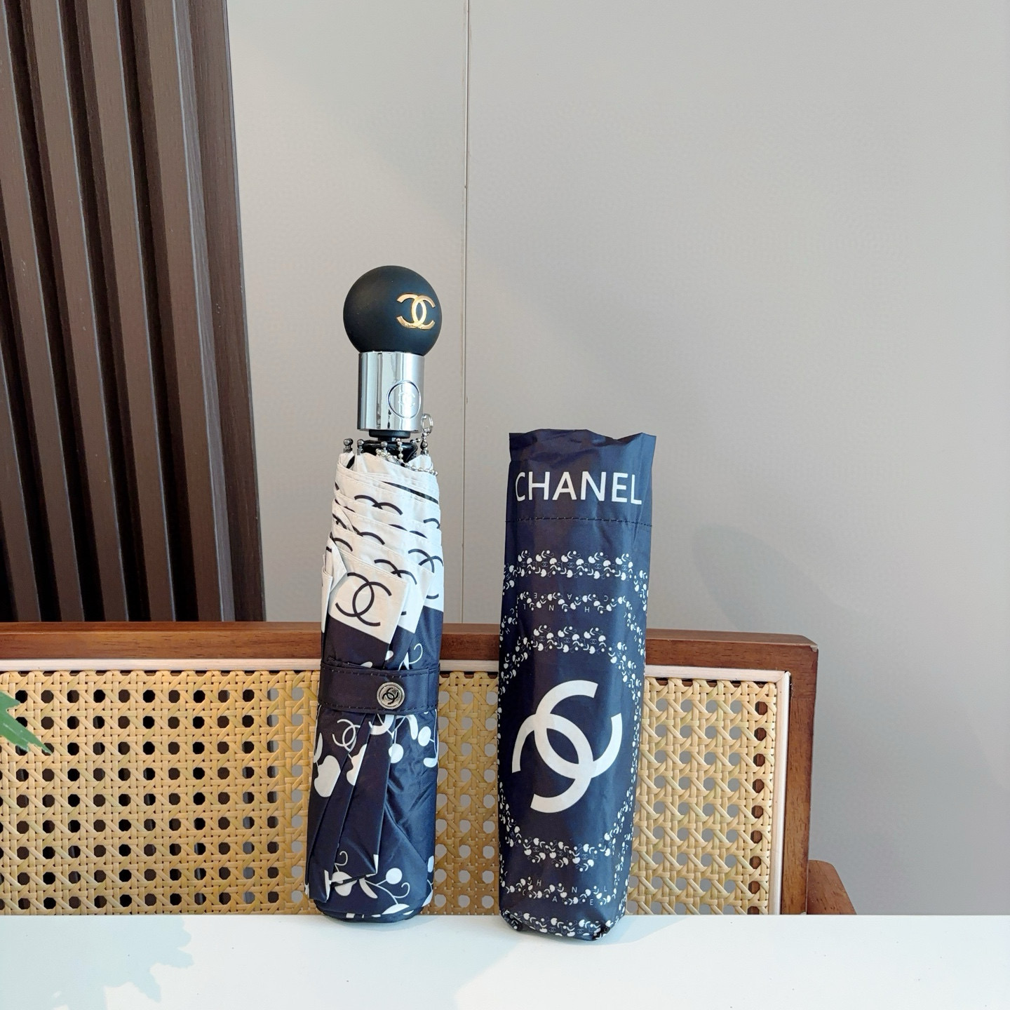  CHANEL（香奈儿）三折自动折叠晴雨伞 集合香奈儿灵魂LOGO为一体的设计风格高雅奢华 带在身上带来
