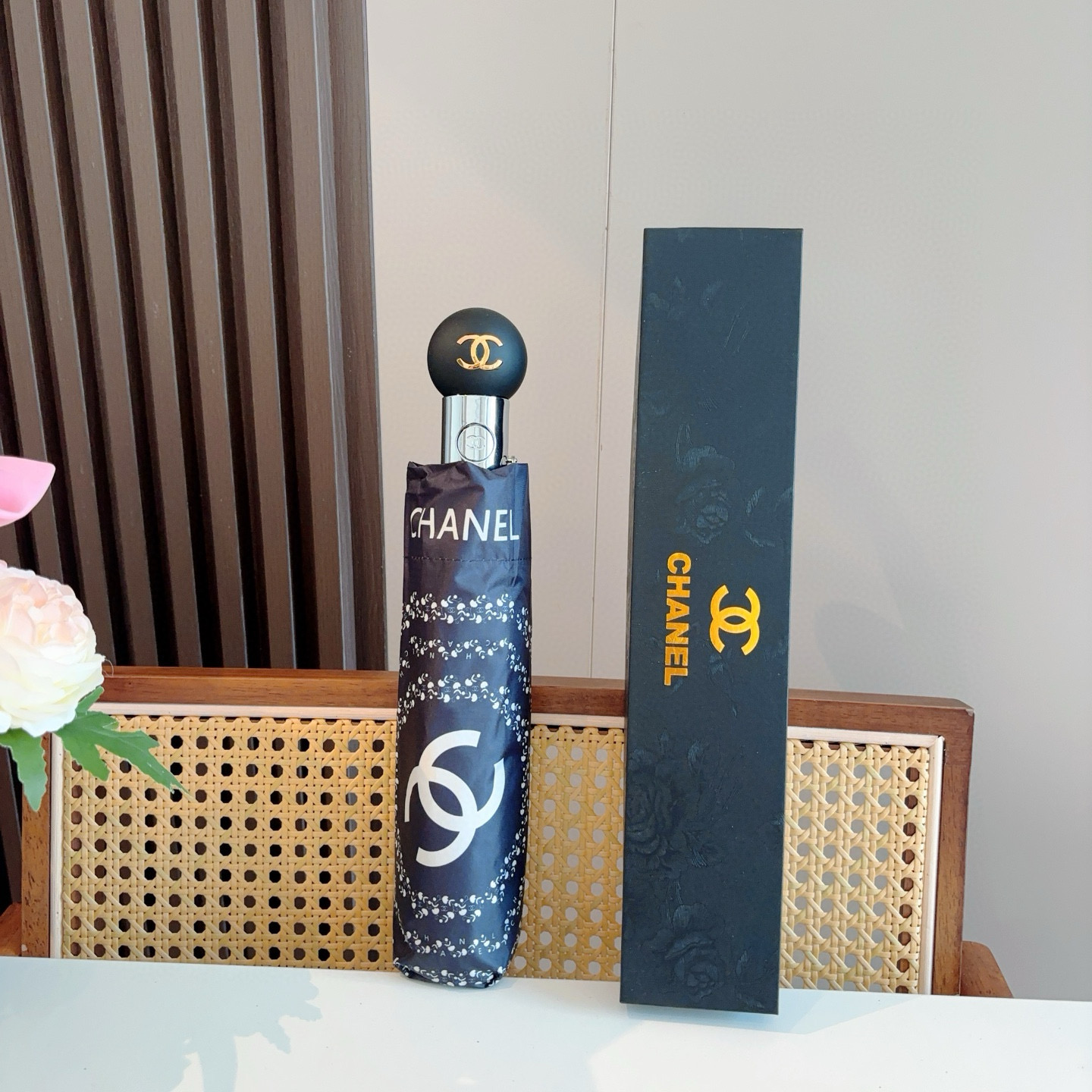  CHANEL（香奈儿）三折自动折叠晴雨伞 集合香奈儿灵魂LOGO为一体的设计风格高雅奢华 带在身上带来