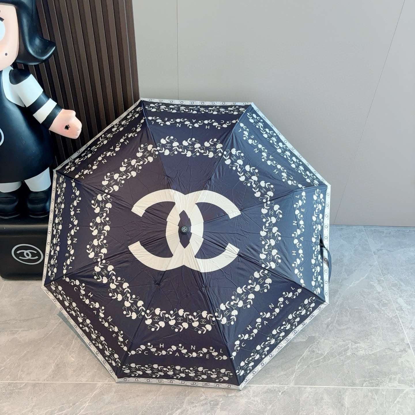  CHANEL（香奈儿）三折自动折叠晴雨伞 集合香奈儿灵魂LOGO为一体的设计风格高雅奢华 带在身上带来