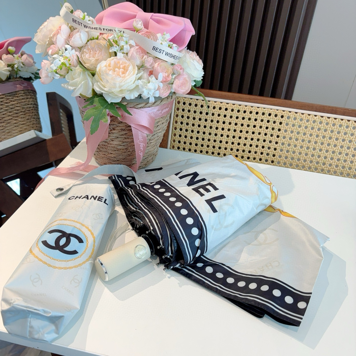 CHANEL（香奈儿）三折自动折叠晴雨伞 集合香奈儿灵魂LOGO为一体的设计风格高雅奢华 带在身上带来