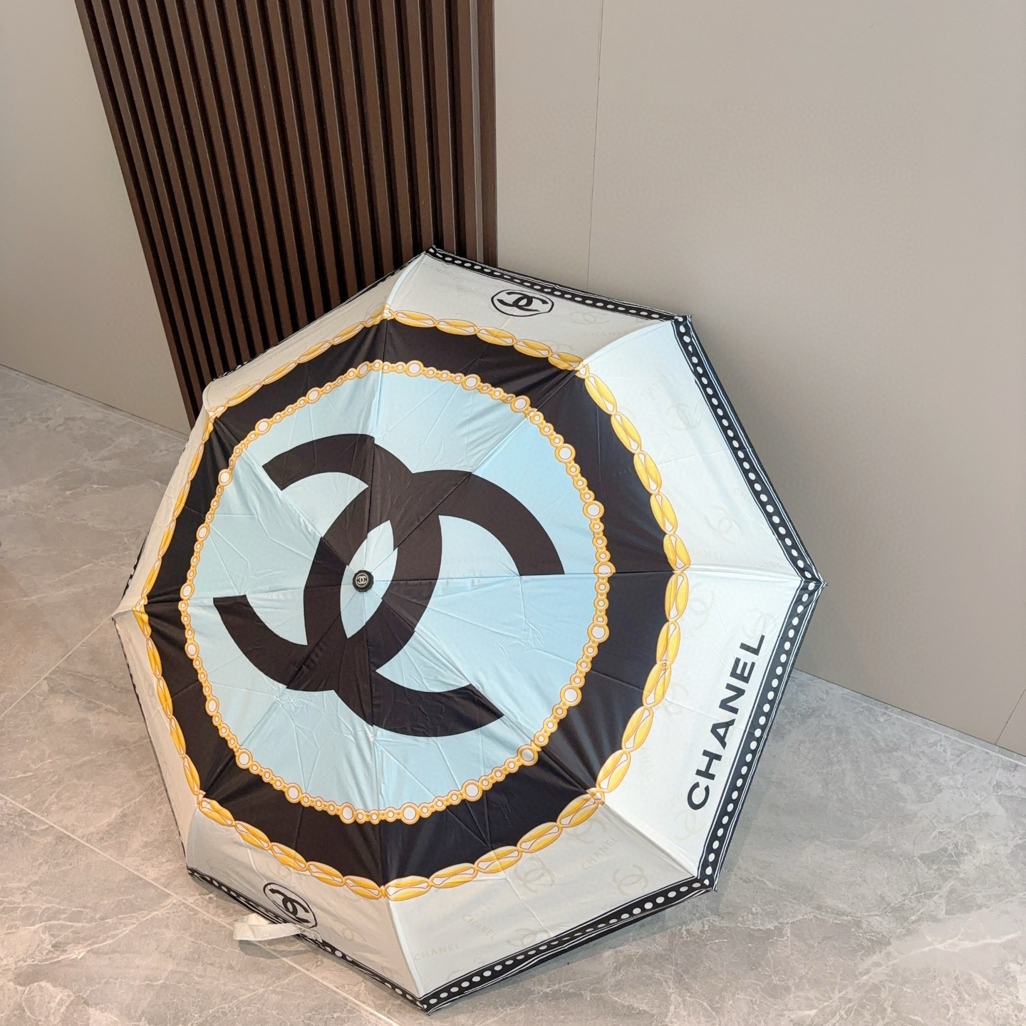  CHANEL（香奈儿）三折自动折叠晴雨伞 集合香奈儿灵魂LOGO为一体的设计风格高雅奢华 带在身上带来
