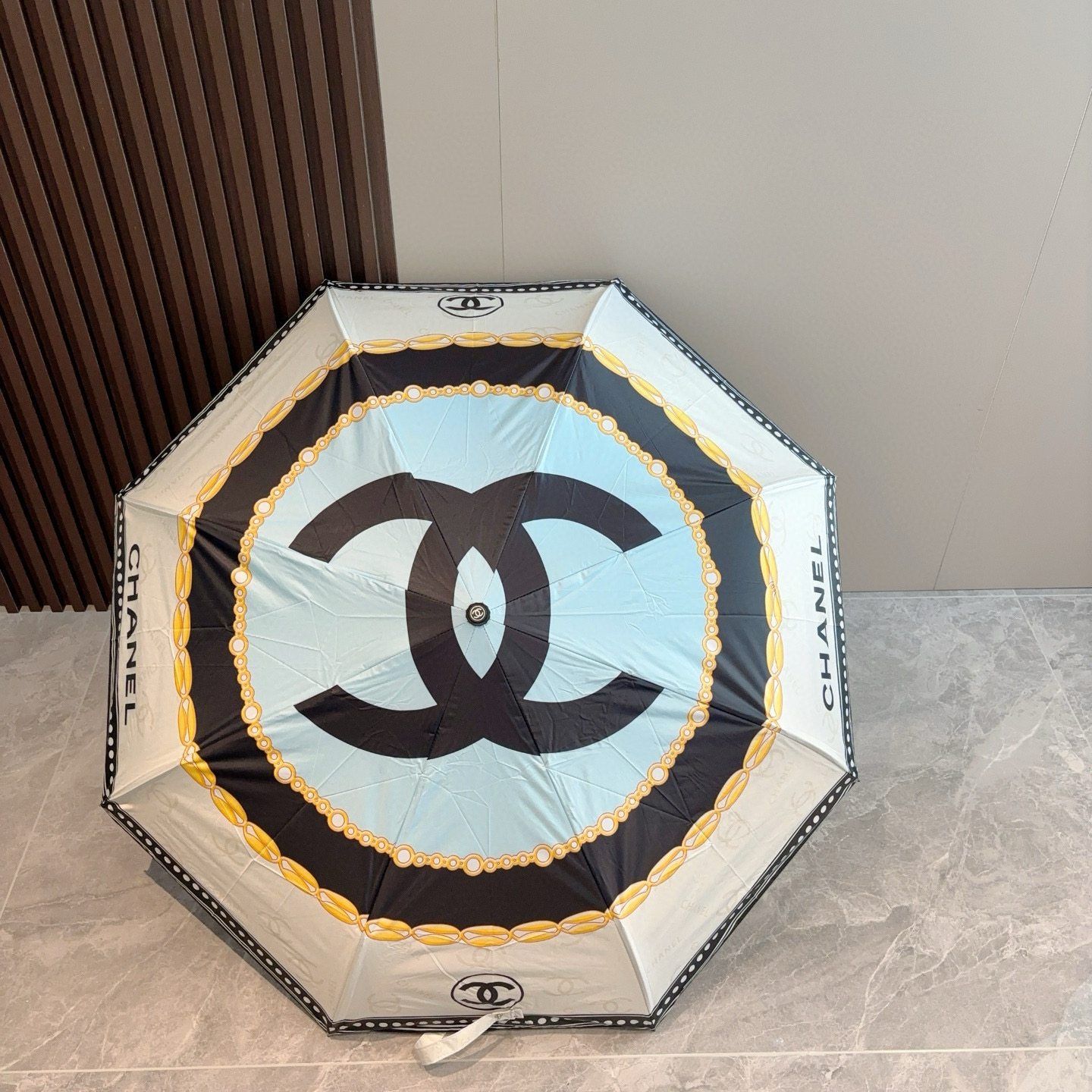  CHANEL（香奈儿）三折自动折叠晴雨伞 集合香奈儿灵魂LOGO为一体的设计风格高雅奢华 带在身上带来