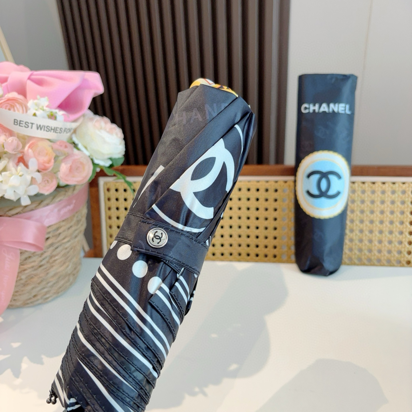  CHANEL（香奈儿）三折自动折叠晴雨伞 集合香奈儿灵魂LOGO为一体的设计风格高雅奢华 带在身上带来