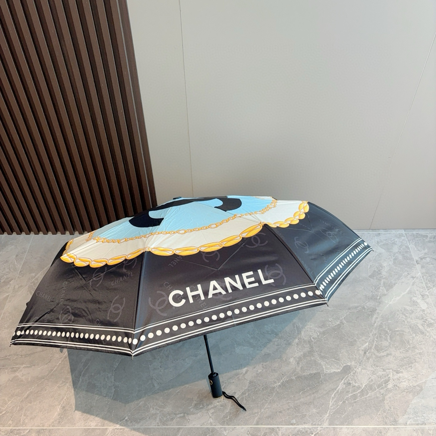  CHANEL（香奈儿）三折自动折叠晴雨伞 集合香奈儿灵魂LOGO为一体的设计风格高雅奢华 带在身上带来