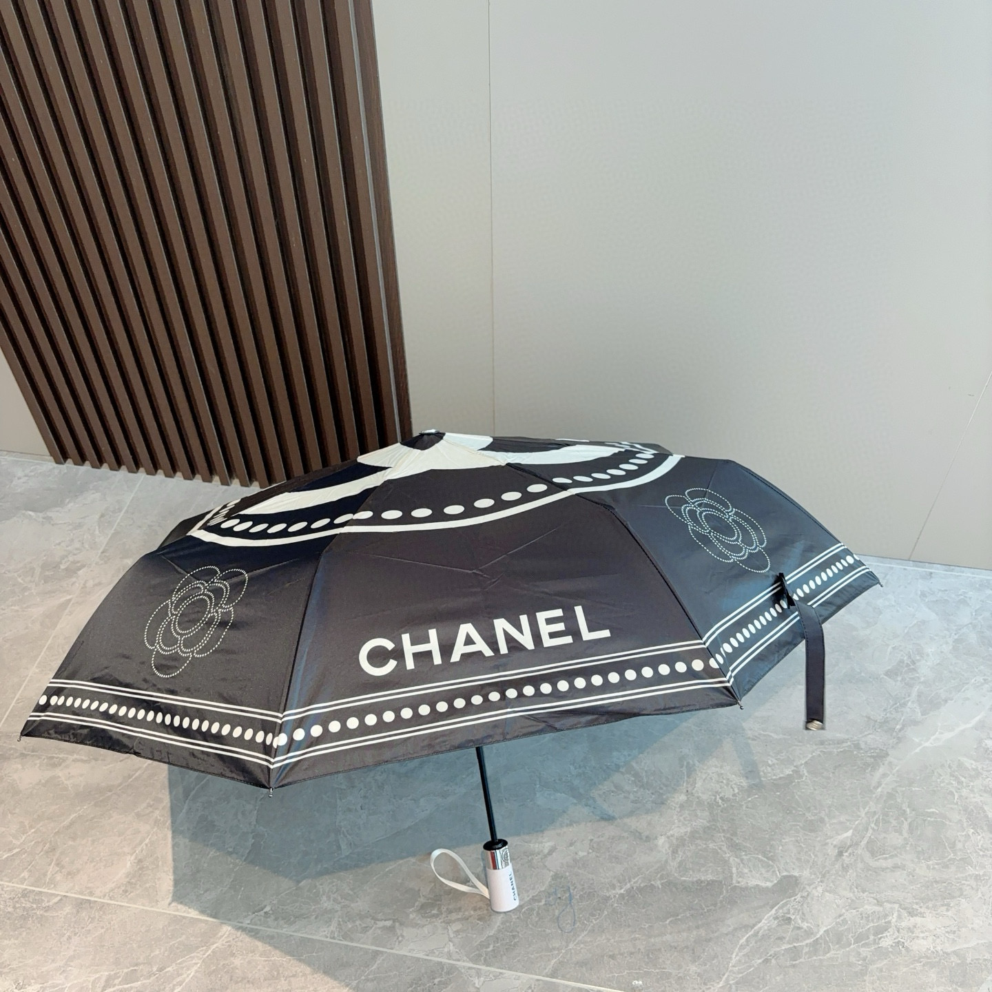  CHANEL（香奈儿）三折自动折叠晴雨伞 集合香奈儿灵魂LOGO为一体的设计风格高雅奢华 带在身上带来