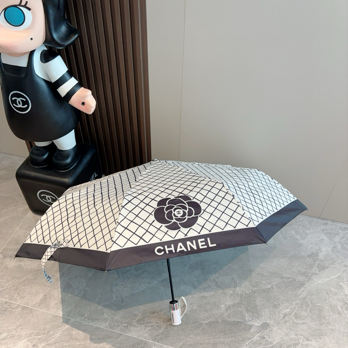  CHANEL（香奈儿）三折自动折叠晴雨伞 集合香奈儿灵魂LOGO为一体的设计风格高雅奢华 带在身上带来