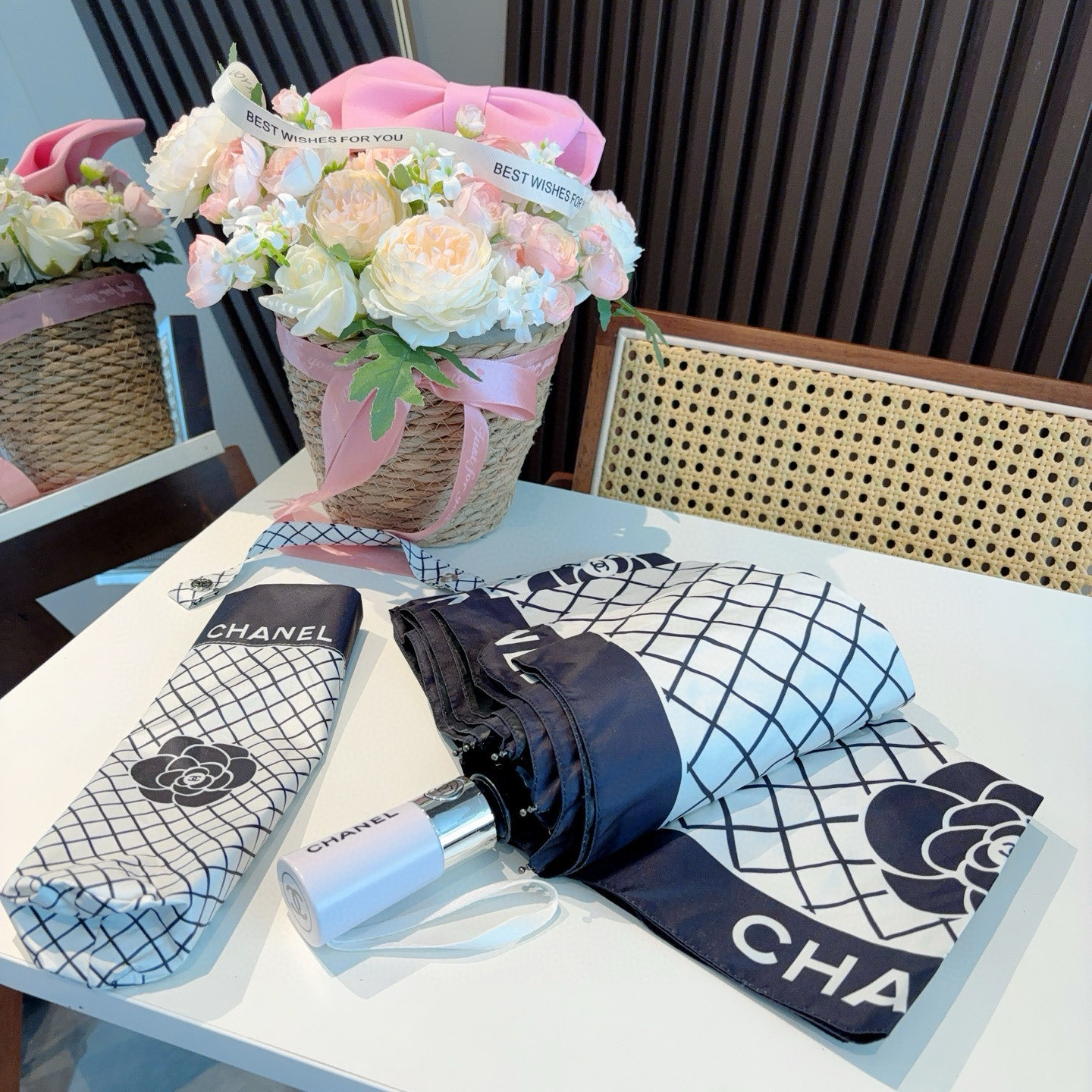  CHANEL（香奈儿）三折自动折叠晴雨伞 集合香奈儿灵魂LOGO为一体的设计风格高雅奢华 带在身上带来