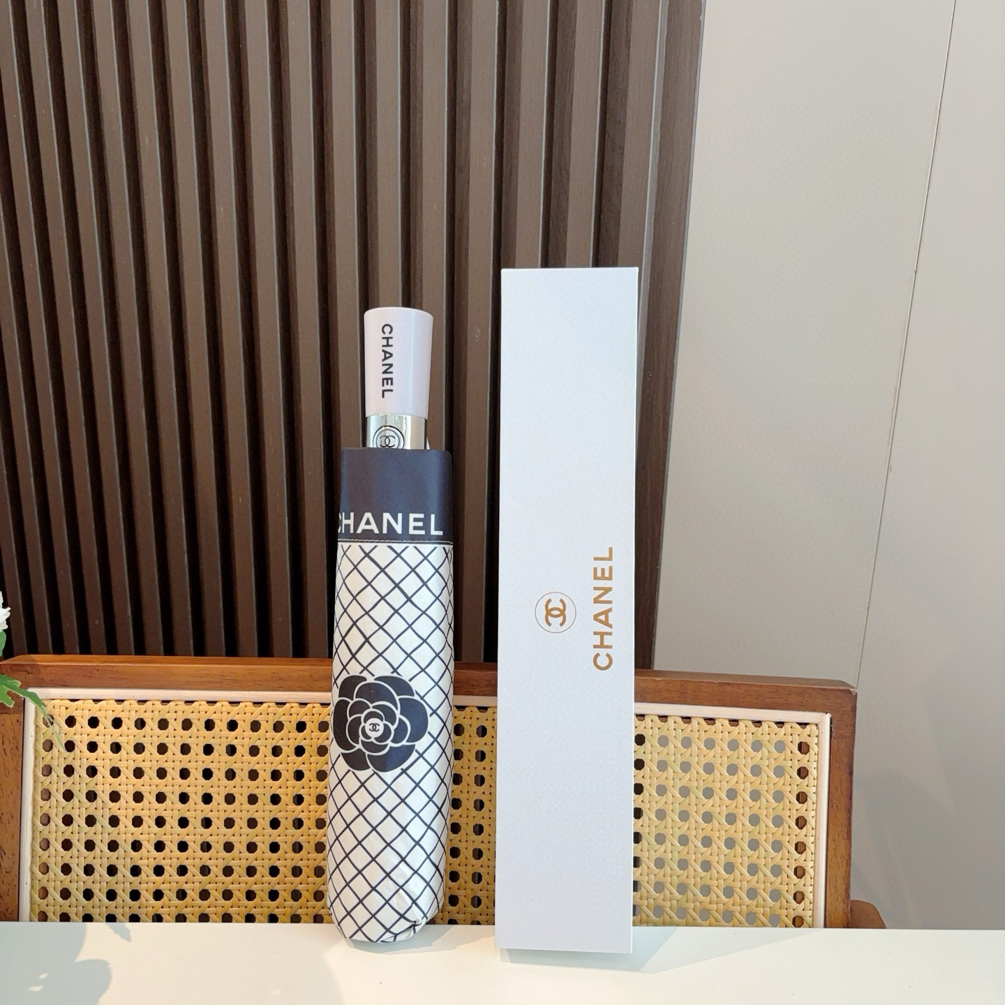  CHANEL（香奈儿）三折自动折叠晴雨伞 集合香奈儿灵魂LOGO为一体的设计风格高雅奢华 带在身上带来