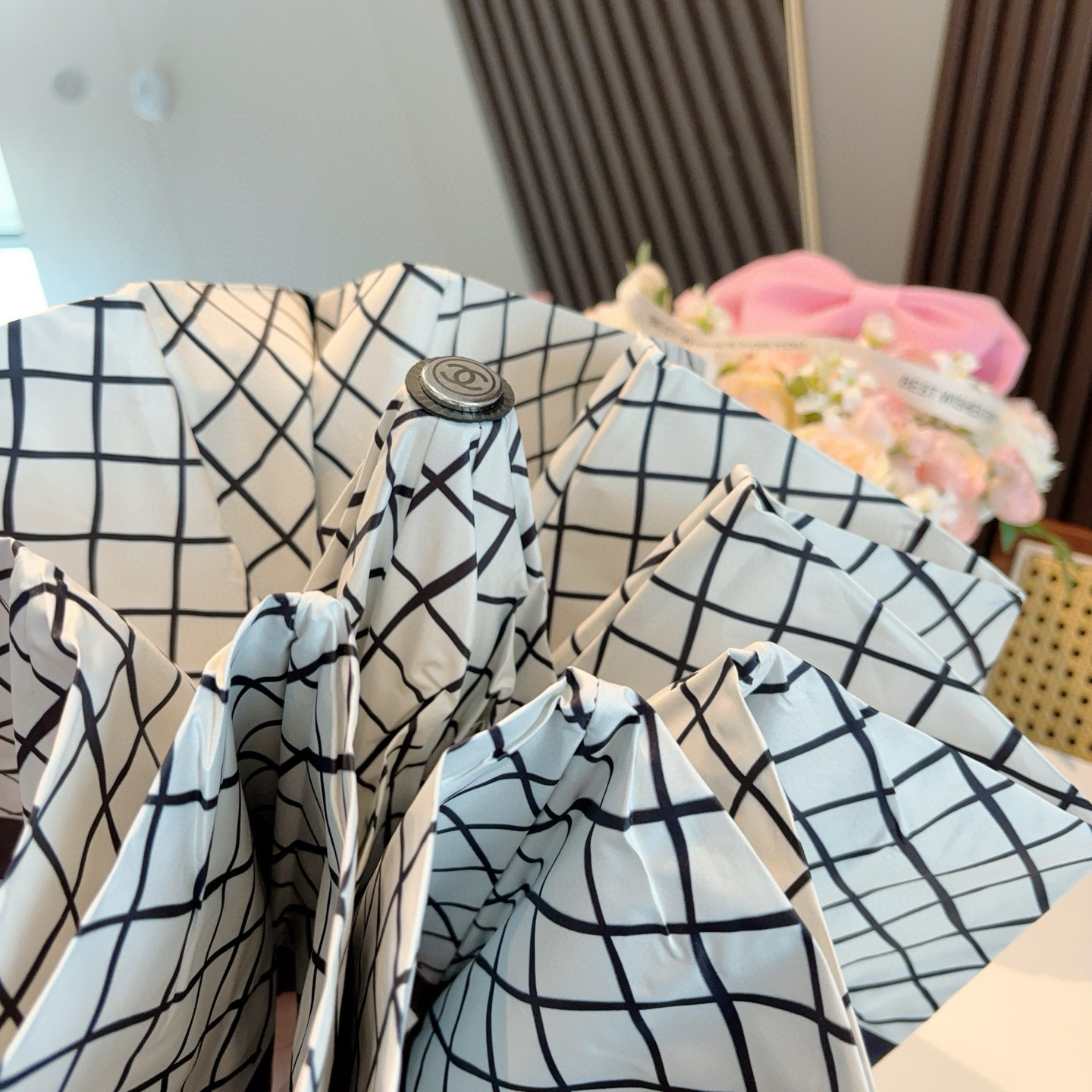  CHANEL（香奈儿）三折自动折叠晴雨伞 集合香奈儿灵魂LOGO为一体的设计风格高雅奢华 带在身上带来