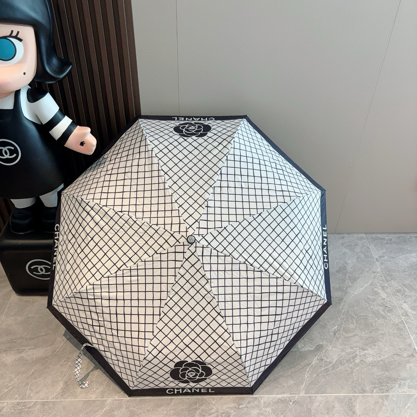  CHANEL（香奈儿）三折自动折叠晴雨伞 集合香奈儿灵魂LOGO为一体的设计风格高雅奢华 带在身上带来
