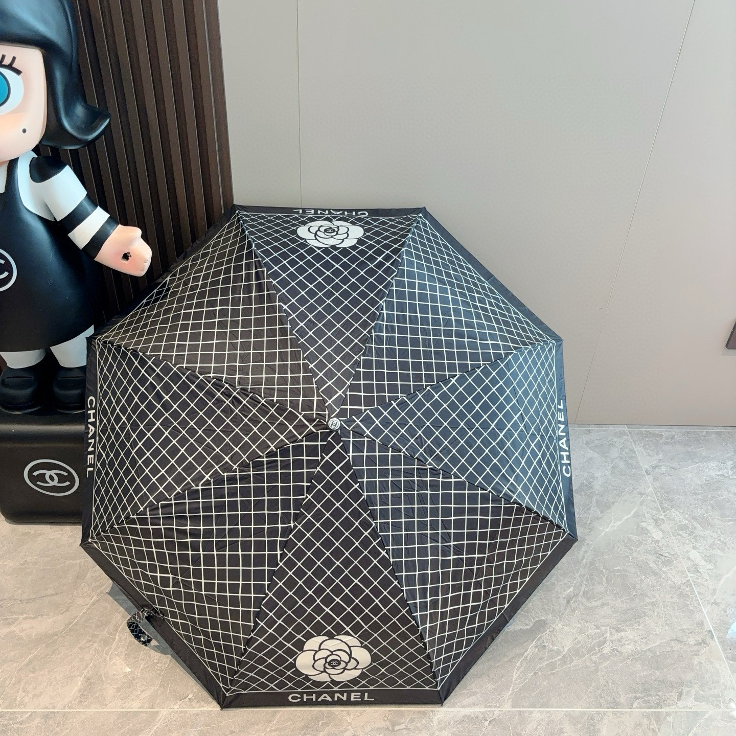  CHANEL（香奈儿）三折自动折叠晴雨伞 集合香奈儿灵魂LOGO为一体的设计风格高雅奢华 带在身上带来