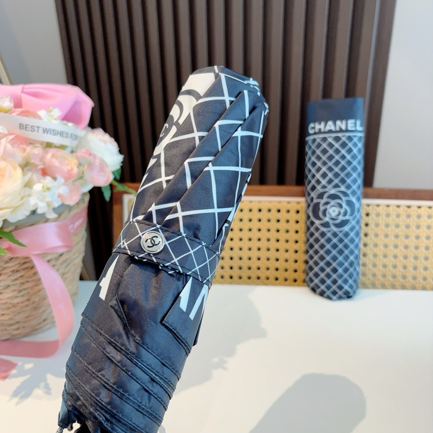  CHANEL（香奈儿）三折自动折叠晴雨伞 集合香奈儿灵魂LOGO为一体的设计风格高雅奢华 带在身上带来