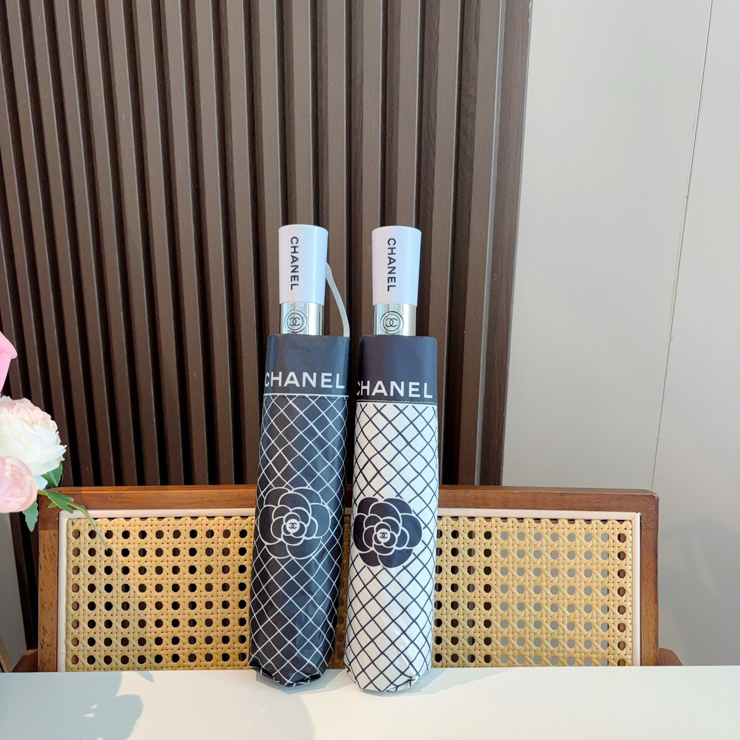  CHANEL（香奈儿）三折自动折叠晴雨伞 集合香奈儿灵魂LOGO为一体的设计风格高雅奢华 带在身上带来