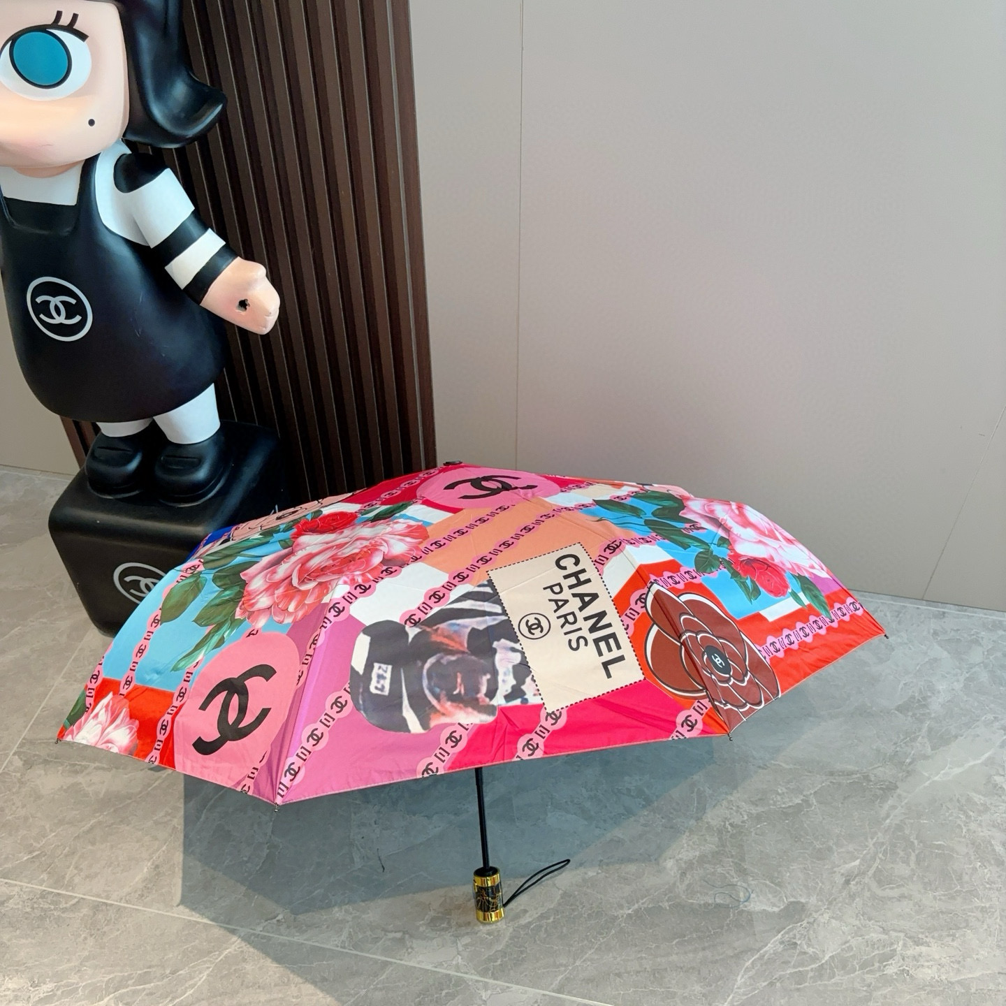 CHANEL（香奈儿）三折自动折叠晴雨伞 集合香奈儿灵魂LOGO为一体的设计风格高雅奢华 带在身上带来