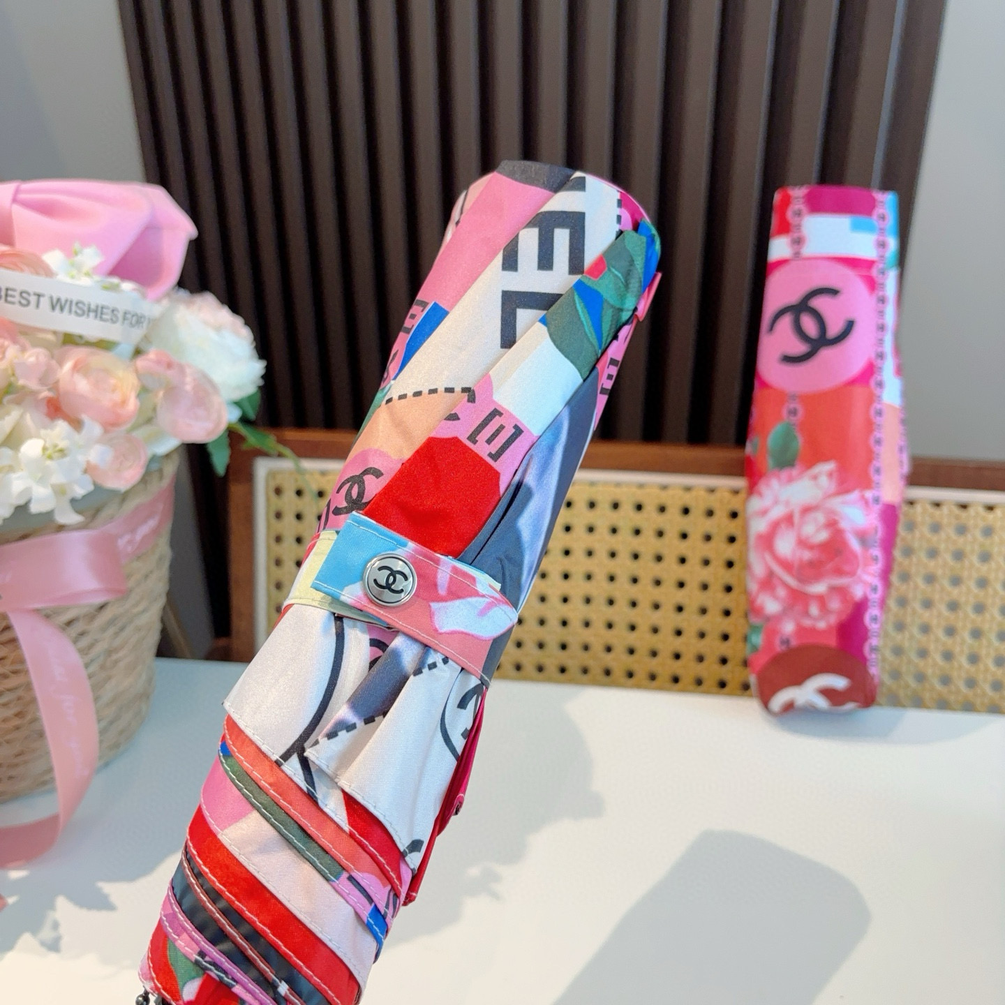  CHANEL（香奈儿）三折自动折叠晴雨伞 集合香奈儿灵魂LOGO为一体的设计风格高雅奢华 带在身上带来