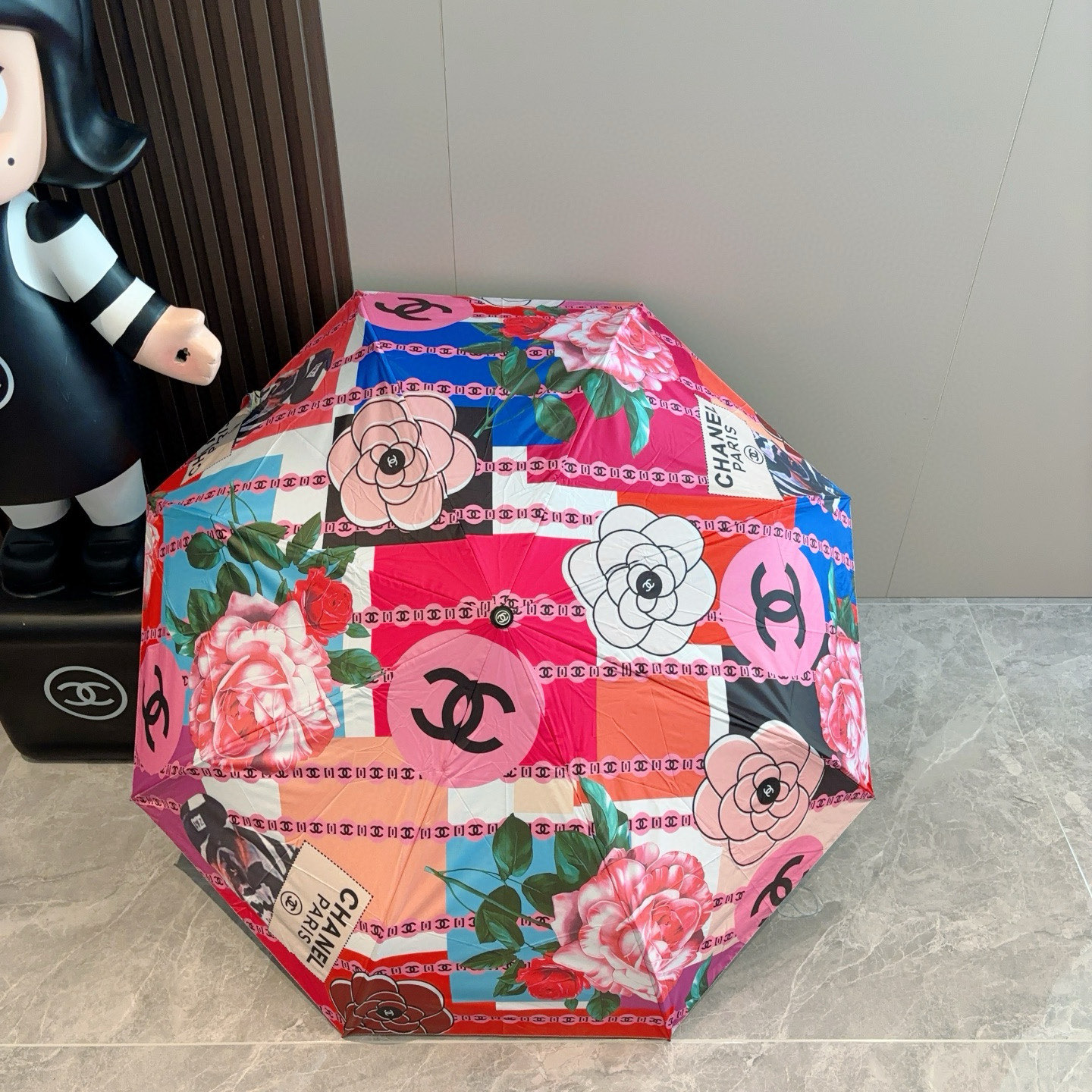  CHANEL（香奈儿）三折自动折叠晴雨伞 集合香奈儿灵魂LOGO为一体的设计风格高雅奢华 带在身上带来