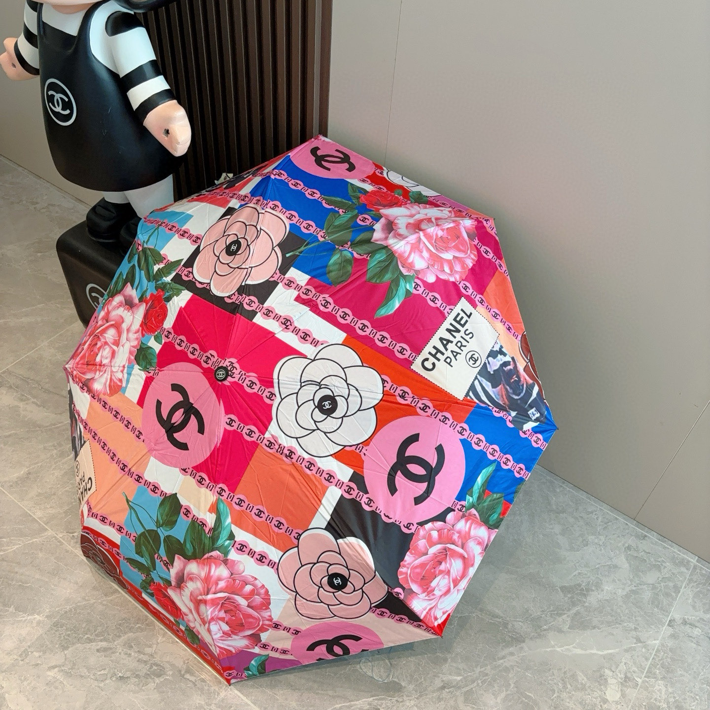  CHANEL（香奈儿）三折自动折叠晴雨伞 集合香奈儿灵魂LOGO为一体的设计风格高雅奢华 带在身上带来