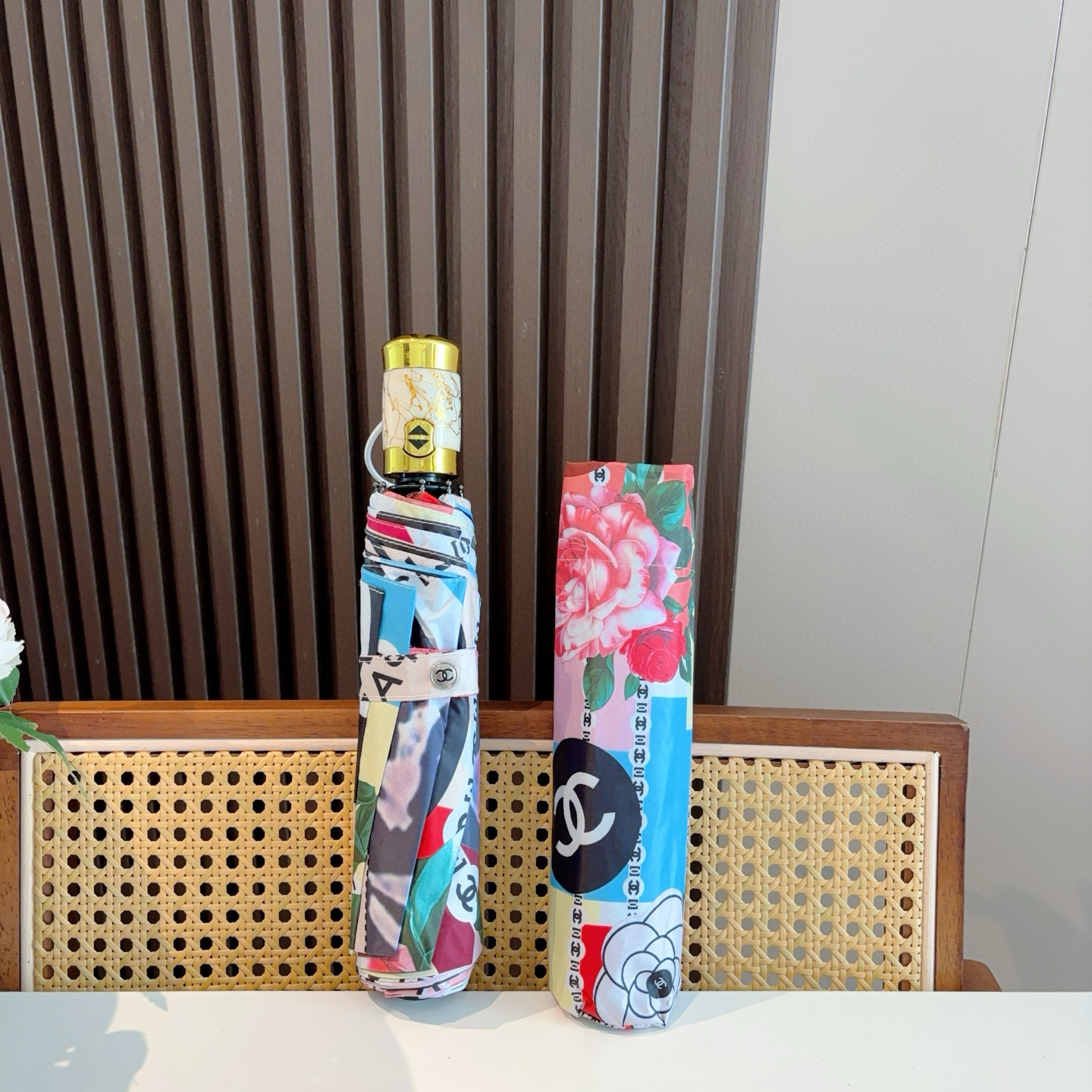  CHANEL（香奈儿）三折自动折叠晴雨伞 集合香奈儿灵魂LOGO为一体的设计风格高雅奢华 带在身上带来